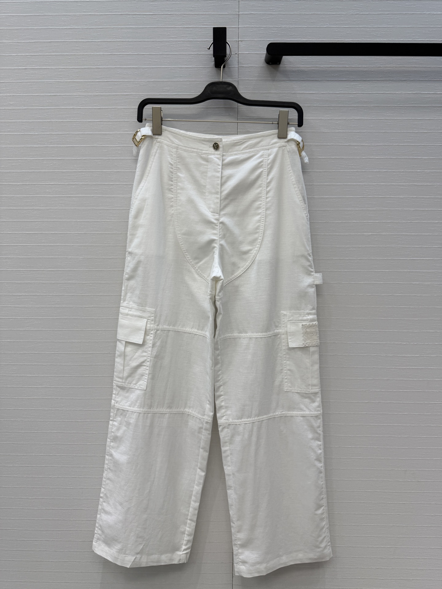 NO:873104,Highly recommended L*Resort resort series work style cotton and linen straight pants, sweet and cool for age-reducing wear. Logo patch embroidery, metal buckle decoration is handsome and fashionable, the style is versatile and slim, and the quality of workmanship depends on the details!  Two colors and 3 sizes are in stock, S size, waist 68, hip 96, pants length 105..., Louis Vuitton-clothing, louis vuitton,19860909强烈推荐 L*Resort 度假系列 工装风棉麻直筒裤,甜酷兼备减龄穿搭.徽标贴布绣花,金属扣装饰帅气又时髦,版型不挑人百搭又显瘦,做工品质看细节！两色3码 现货开抢,S码,腰围68,臀围96,裤长105..,路易威登-服装,louis vuitton,,Women's clothing