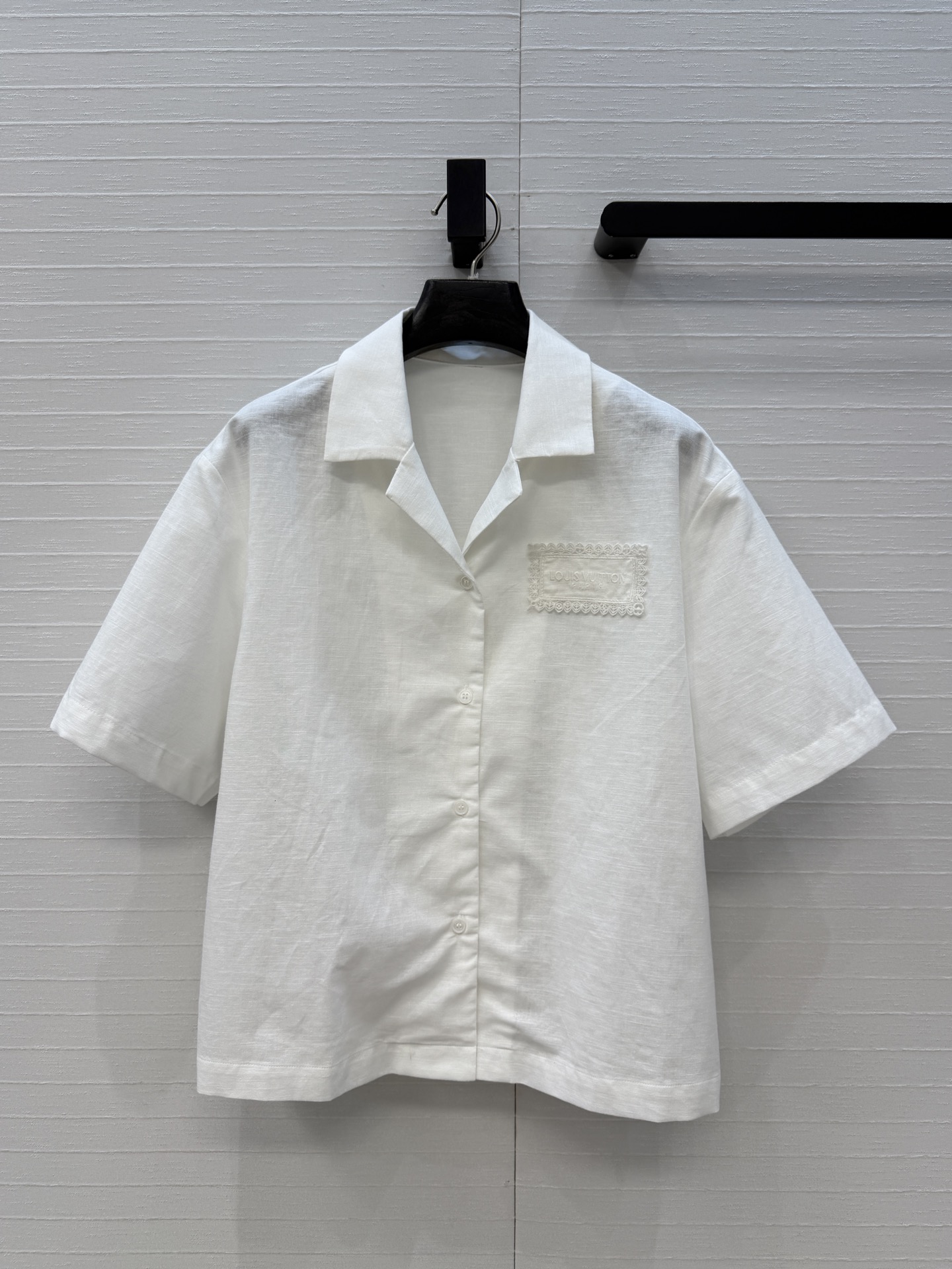 NO:873094,Highly recommend the L*Resort resort series loose short-sleeved cotton and linen shirt, which is both sweet and cool for age-reducing wear. The logo patch embroidery decoration is simple and exquisite, the style is versatile and slim, and the quality of workmanship depends on the details!  Two colors and 3 sizes available now, size S, shoulder width 43, bust 108, length 56..., Louis Vuitton-clothing, louis vuitton, shirts, T-shirt,19860909强烈推荐 L*Resort 度假系列宽松短袖棉麻衬衫,甜酷兼备减龄穿搭.徽标贴布绣花装饰简约精致,版型不挑人百搭又显瘦,做工品质看细节！两色3码 现货开抢,S码,肩宽43,胸围108,衣长56..,路易威登-服装,louis vuitton,shirts,T-shirt,,Women's clothing