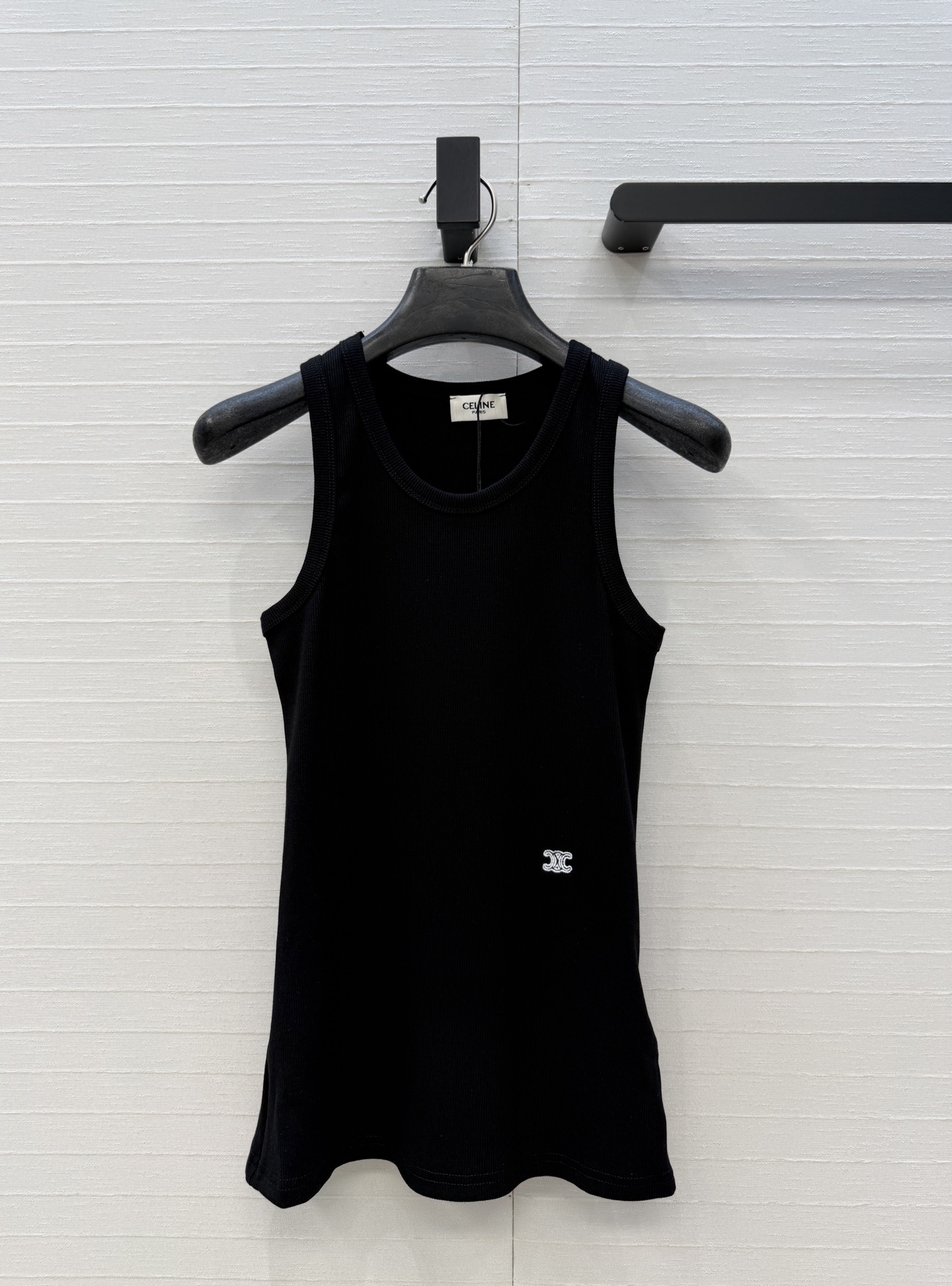 NO:873085,Original high-quality popular CE paper figure outfit!  Highly intelligent ribbed vest!  Super slimming tool!  A minimalist layering piece!  The contrasting color embroidered logo is low-key and luxurious, and the white, rich and beautiful base layer is a must-have and elegant. It is casual and comfortable. The slim-fitting version makes the upper body look slimmer!  The imported fabric is soft, skin-friendly and super comfortable!  Available in three colors, sizes S-L. Big order coming over!  Size M, bust 62, length 57.., Celine-clothing,celine,19860909原单品质爆款CE纸片人穿搭！高智感罗纹背心！超级显瘦神器！极简叠搭单品！撞色刺绣logo低调奢华,白富美必入气质打底单品休闲舒适.不挑人修身版型上身巨显瘦！进口面料质感柔软亲肤超舒适！现货三色S-L码.大单子甩过来！M码,胸围62,衣长57..,赛琳-服装,celine,,Women's clothing