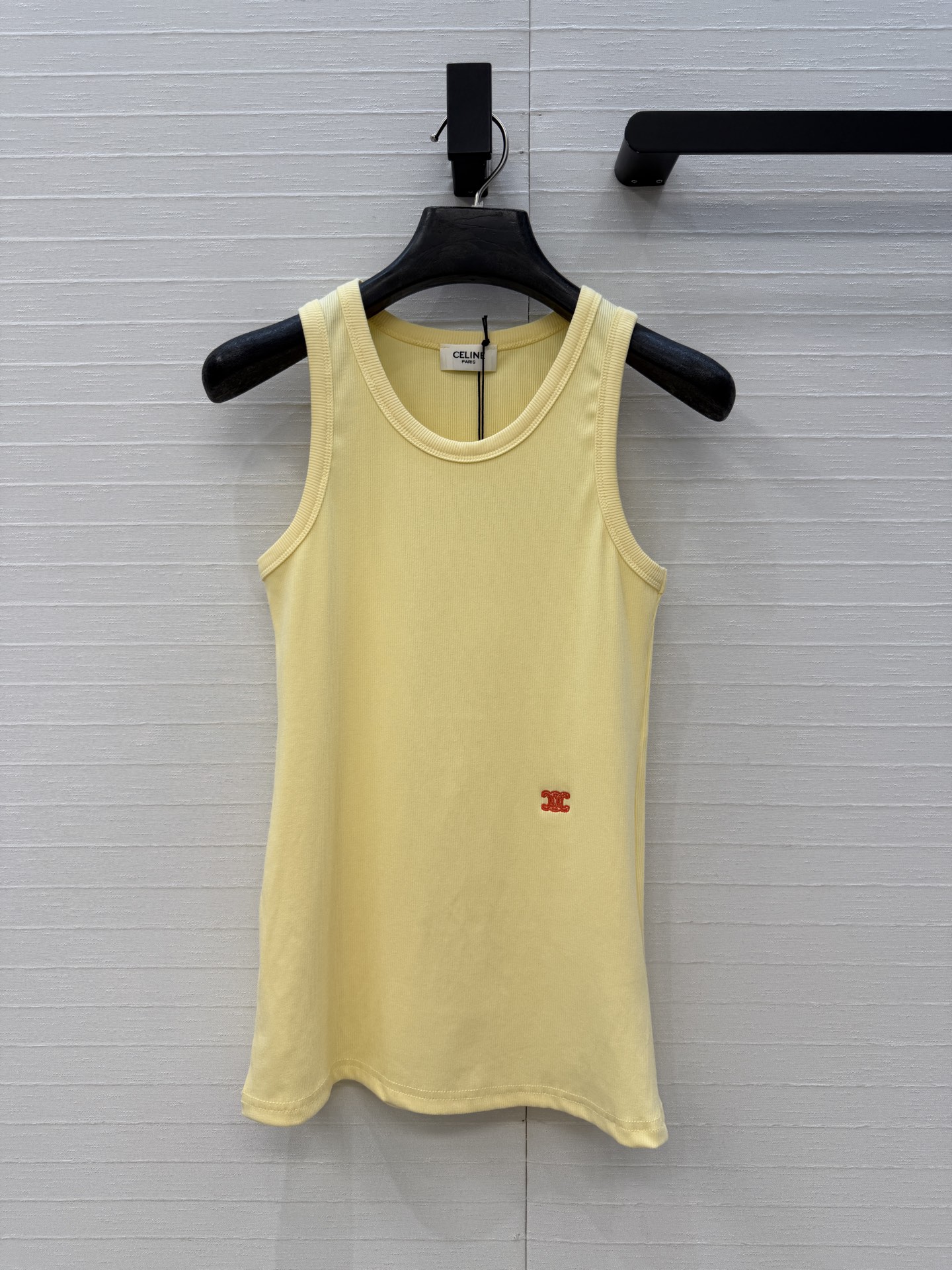 NO:873076,Original high-quality popular CE paper figure outfit!  Highly intelligent ribbed vest!  Super slimming tool!  A minimalist layering piece!  The contrasting color embroidered logo is low-key and luxurious, and the white, rich and beautiful base layer is a must-have and elegant. It is casual and comfortable. The slim-fitting version makes the upper body look slimmer!  The imported fabric is soft, skin-friendly and super comfortable!  Available in three colors, sizes S-L. Big order coming over!  Size M, bust 62, length 57., Celine-clothing,celine,19860909原单品质爆款CE纸片人穿搭！高智感罗纹背心！超级显瘦神器！极简叠搭单品！撞色刺绣logo低调奢华,白富美必入气质打底单品休闲舒适.不挑人修身版型上身巨显瘦！进口面料质感柔软亲肤超舒适！现货三色S-L码.大单子甩过来！M码,胸围62,衣长57.,赛琳-服装,celine,,Women's clothing