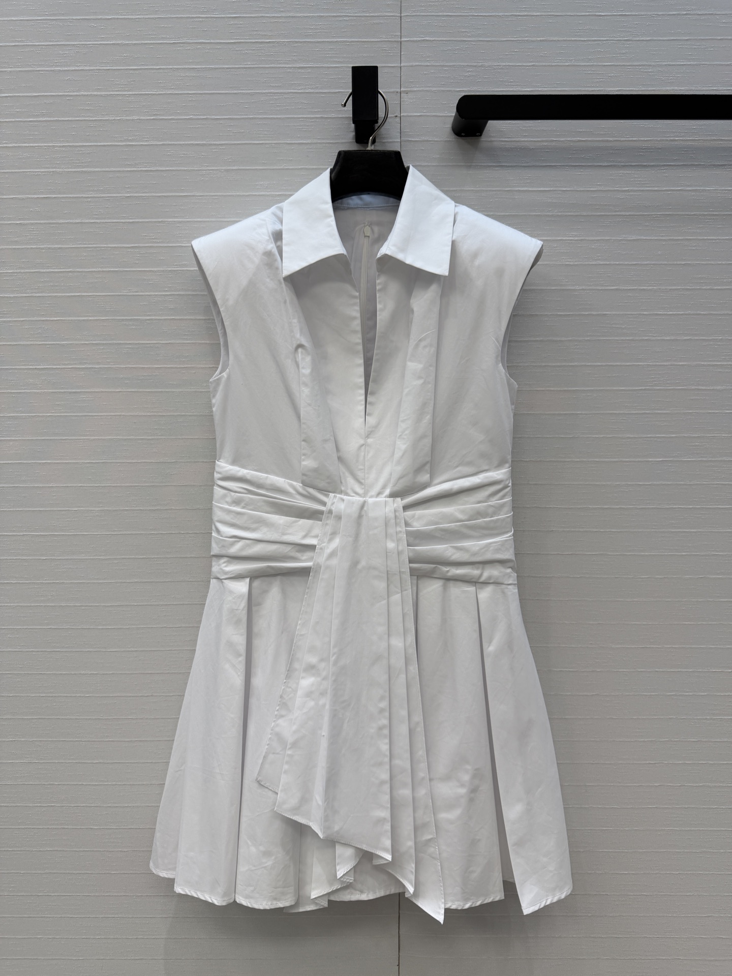 NO:873064,Highly recommend Ba*m*'s new product, the deep V-neck sleeveless white dress, neat tailoring + irregular design of visual waist straps, layered pleated skirt and upper body to modify the figure and show off your temperament!  Elegant, modern and playful, a must-have high-end item for beauty and beauty!  The quality of workmanship depends on the details. One color and three sizes. Big orders come over!  Size S, bust 86, waist 74, skirt length 82.., Balmain-clothing, balmain, skirts,19860909强烈推荐Ba*m*新品 深V衬领无袖小白裙,利落剪裁+视觉腰部绑带不规则设计,层次感压褶裙摆版型上身修饰身形超显气质！气质优雅摩登俏皮,白富美必备高级单品！做工品质看细节.一色三码.大单子甩过来！S码,胸围86,腰围74,裙长82..,巴尔曼-服装,balmain,skirts,,Women's clothing