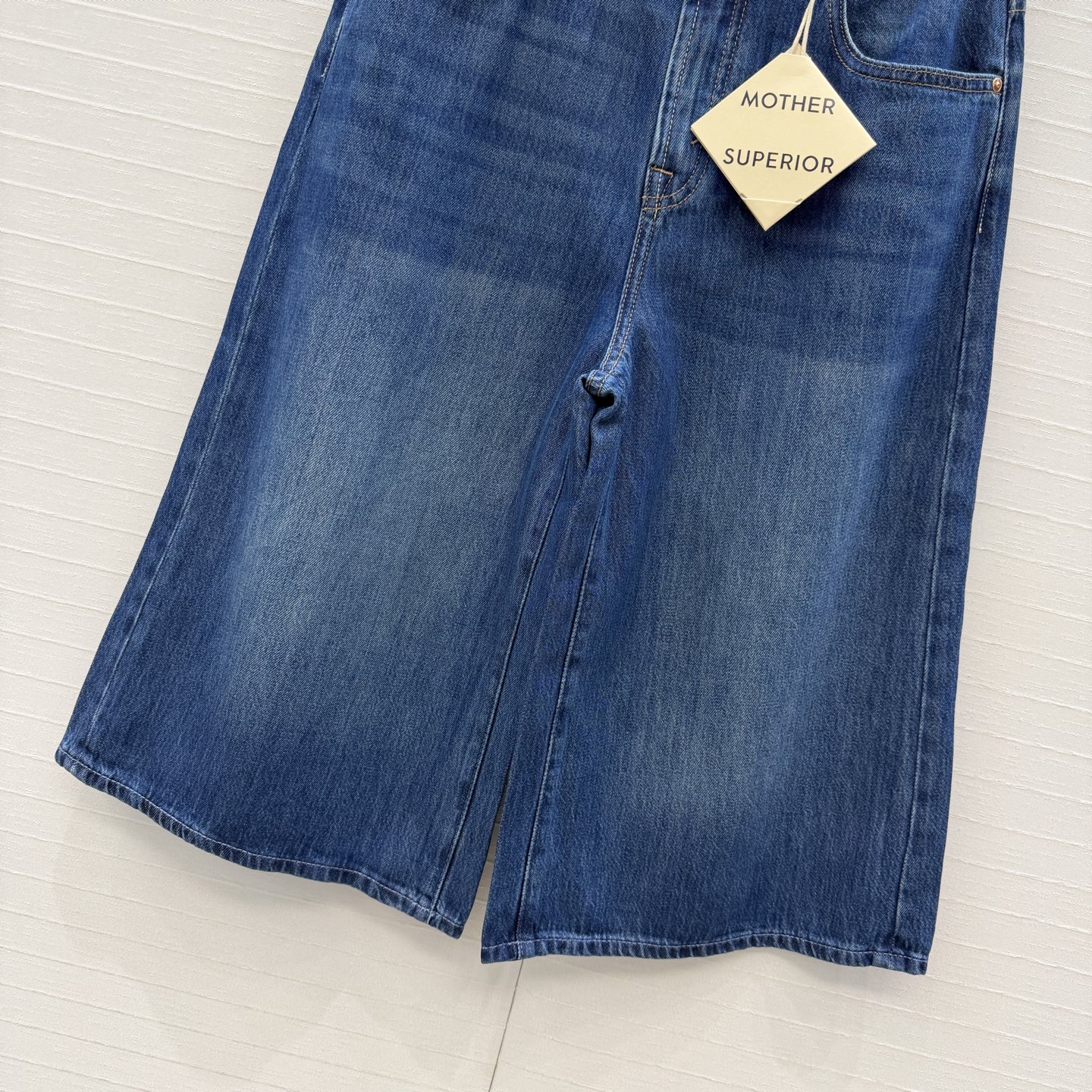 原单品质🌸mot新品！美式休闲风百慕大牛仔六分裤，甜飒松弛兼备减龄穿搭。不挑人版型上身巨显瘦！进口轻柔莱