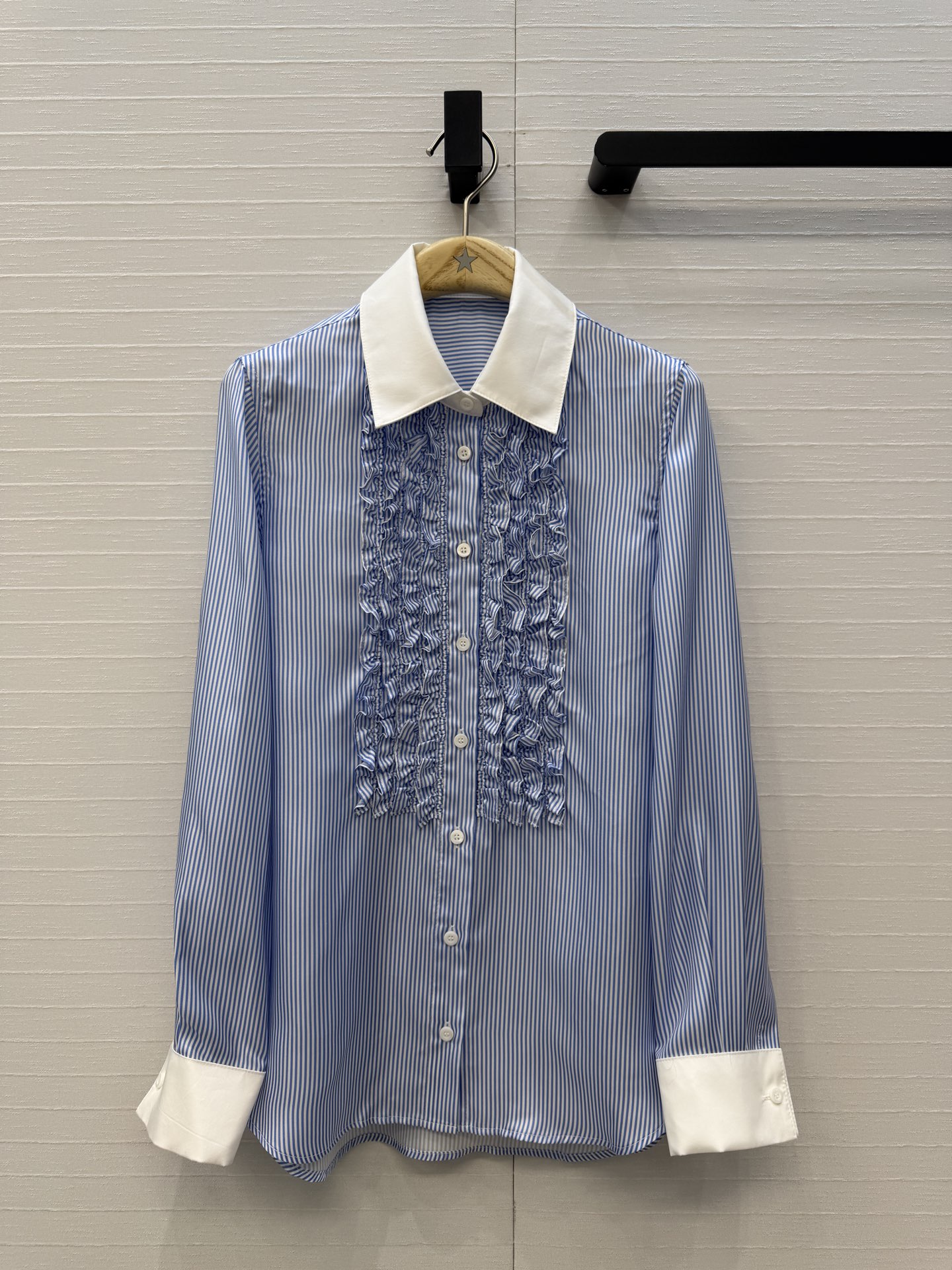 NO:873033,High-end quality MissD high-intellectual wear!  Blue pinstriped silk shirt, silk twill, blue and white pinstripes + white contrasting collar, fresh and elegant multi-layered pleated design on the chest, retro and exquisite, and the upper body is slimming!  French light luxury style, casual and elegant, smart for commuting!  A must-have artifact for Bai Fumei!  Highly recommended for self-retention!  The quality of workmanship depends on the details, 36.38.40.42. Four sizes. 36 sizes, shoulder width 37, bust 94, length 68-71..., Dior-clothing, dior, shirts, real silk,19860909高端品质MissD高智感穿搭！ 蓝色细条纹真丝衬衫,真丝斜纹绸,蓝白细条纹+白色撞领袖口,清新优雅胸前多层木耳边褶皱设计复古精致,版型上身巨显瘦！法式轻奢风休闲优雅,通勤知性！白富美必备神器！强烈推荐自留款！做工品质看细节,36.38.40.42.四码.36码,肩宽37,胸围94,衣长68-71..,迪奥-服装,dior,shirts,real silk,,Women's clothing
