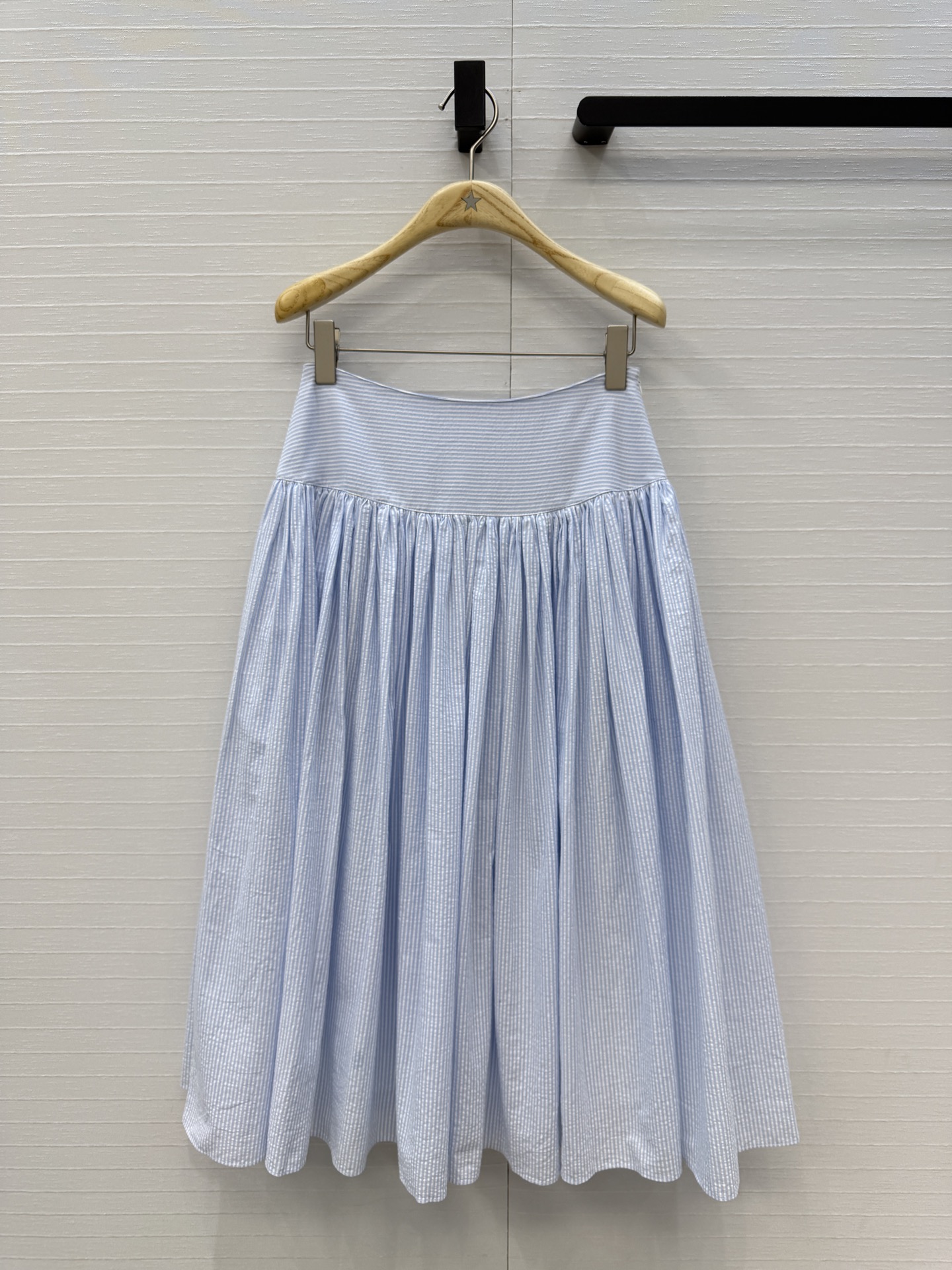 NO:873023,High-end quality Dio*26 early spring new blue and white pinstripe long skirt!  Made of bubble-textured yarn-dyed striped pure cotton, the material is light and delicate. It has a wide-brimmed high-waisted design with pleated A-line skirt and a casual, elegant and charming cut. The upper body looks slim and tall!  The quality of workmanship depends on the details!  S.M.L.XL size is in stock, size 36, waist 68, skirt length 81.., Dior-clothing, dior, dior, skirts,19860909高端品质Dio*26早春新品蓝白细条纹长半裙！泡泡肌理色织条纹纯棉材质轻盈细腻,宽边高腰设计碎褶抽A字裙摆剪裁随性气质优雅迷人.上身显瘦又高挑！做工品质看细节！S.M.L.XL码 现货开抢,36码,腰围68,裙长81..,迪奥-服装,dior,dior,skirts,,Women's clothing