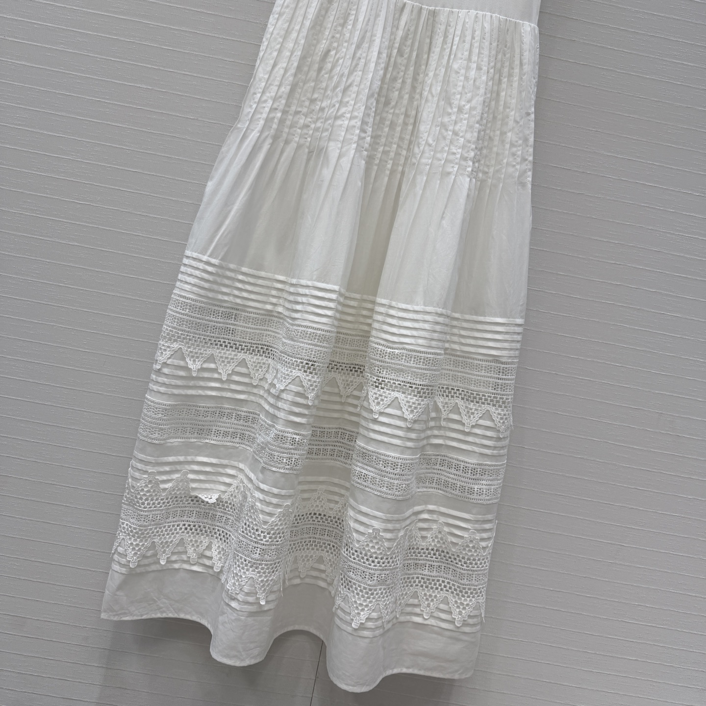 强烈推荐，RL新品度假风 蕾丝拼接背心连衣裙，上身修身针织，线条感满分，下摆镂空刺绣+纱感拼接，走路自带