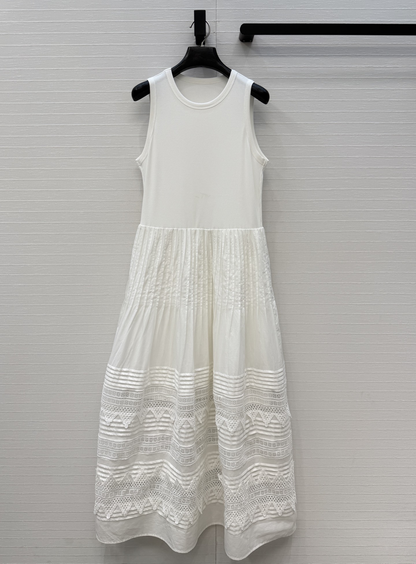 NO:873012,Highly recommended, RL's new holiday-style lace splicing vest dress, with a slim-fitting knitted upper body, perfect line sense, hollow embroidery + yarn-like splicing at the hem, giving you a sense of elegance when walking. The white color is rich in layers, gentle and luxurious, and can be easily used for vacations, commuting, and dating. It is a must-have and versatile item for summer wardrobes, and a must-have for any goddess of temperament!  Versatile items with both sweet and salty temperament, available in sizes S-L. Here’s a big order!  S size, bust 80, waist 70, skirt length 130,., women's clothing, skirts,19860909强烈推荐,RL新品度假风 蕾丝拼接背心连衣裙,上身修身针织,线条感满分,下摆镂空刺绣+纱感拼接,走路自带飘逸感.白色层次丰富,温柔又有轻奢气质,度假、通勤、约会都能轻松驾驭,是夏日衣橱必备百搭单品,气质女神必收款！可甜可盐气质百搭单品,S-L码.大单子甩过来！S码,胸围80,腰围70,裙长130,.,女装,skirts,,Women's clothing