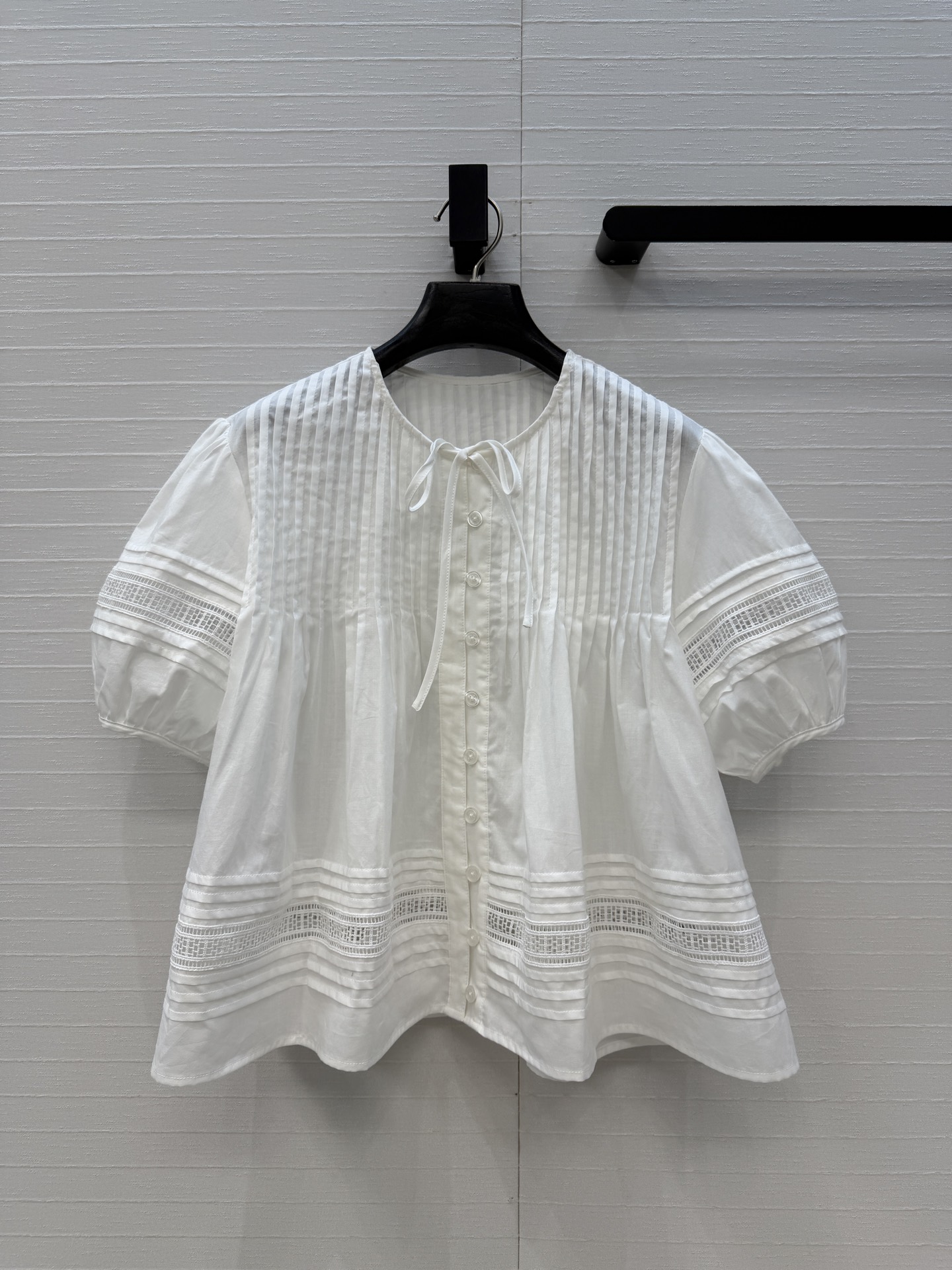 NO:873005,Highly recommended, RL's new holiday style hollow lace tulle white shirt, puff sleeves + hollow lace, full of French pastoral feel, round neck lace design that is age-reducing and playful. The pleated A-line loose version is not unflattering, comfortable and elegant, can be easily used for commuting and vacation, a versatile piece with sweet or salty temperament, S-L size. Big order here!  Size S, shoulder width 37, bust 110, length 54..., women's clothing, shirts,19860909强烈推荐,RL新品度假风 镂空蕾丝薄纱白衬衫,泡泡袖+镂空花边,法式田园感满满,圆领系带设计减龄又俏皮.打褶A字宽松版型不挑人,舒适又显气质,通勤、度假都能轻松驾驭,可甜可盐气质百搭单品,S-L码.大单子甩过来！S码,肩宽37,胸围110,衣长54..,女装,shirts,,Women's clothing