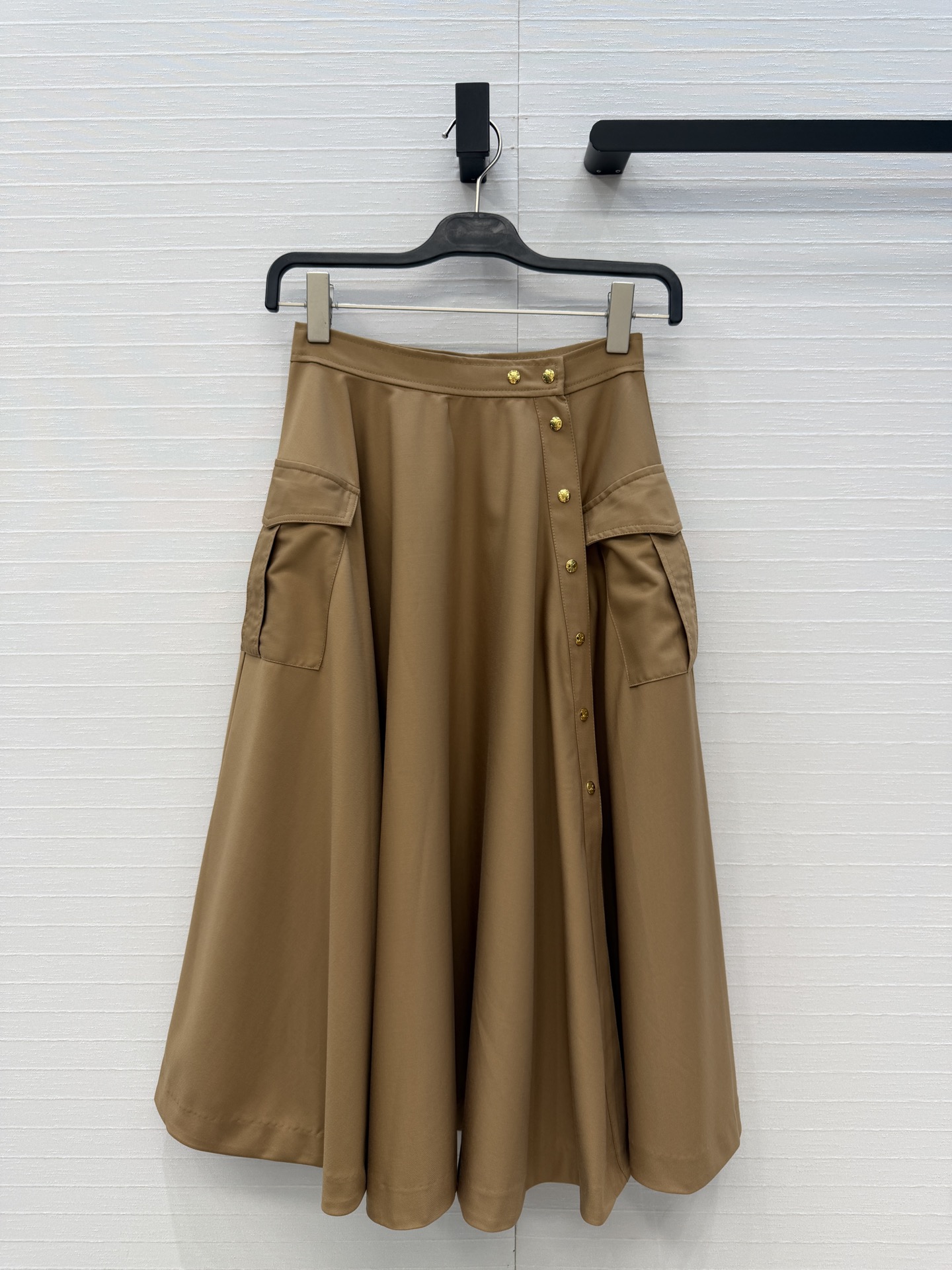 NO:872995,Highly recommended ce new product, workwear-style side-button long skirt, retro and sweet!  The high-waisted A-line version with metal single-breasted design and large skirt is smart, elegant, sweet and salty, and the version is versatile and fashionable!  Two colors and 3 sizes, ready for grabs. Big order here, size S, waist 64, skirt length 76..., Celine-clothing, celine, skirts,19860909爆单推荐ce新品 工装风侧扣长半裙,复古又甜酷！高腰A字版型金属单排扣设计大裙摆灵动优雅可甜可盐,版型不挑人百搭又时髦！两色3码,现货开抢 大单子甩过来,S码,腰围64,裙长76..,赛琳-服装,celine,skirts,,Women's clothing