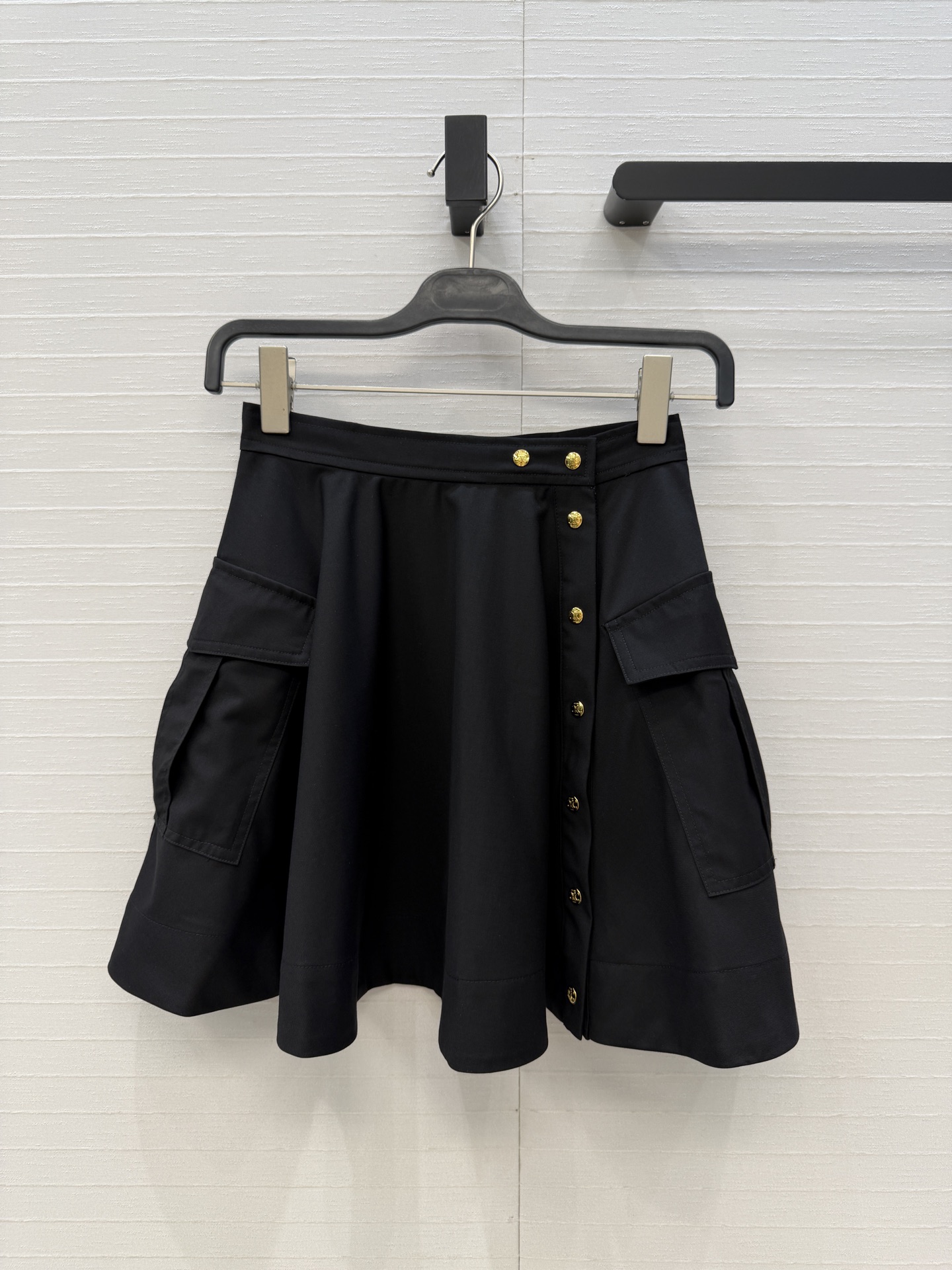 NO:872986,Highly recommended new ce product, work style side button short skirt, retro and sweet!  The high-waisted A-line version with metal single-breasted design and large skirt is smart, elegant, sweet and salty, and the version is versatile and fashionable!  Two colors and 3 sizes, now available for grabs. Big order here, size S, waist 64, skirt length 43. ., Celine-clothing, celine, skirts,19860909爆单推荐ce新品 工装风侧扣短半裙,复古又甜酷！高腰A字版型金属单排扣设计大裙摆灵动优雅可甜可盐,版型不挑人百搭又时髦！两色3码,现货开抢 大单子甩过来,S码,腰围64,裙长43. .,赛琳-服装,celine,skirts,,Women's clothing