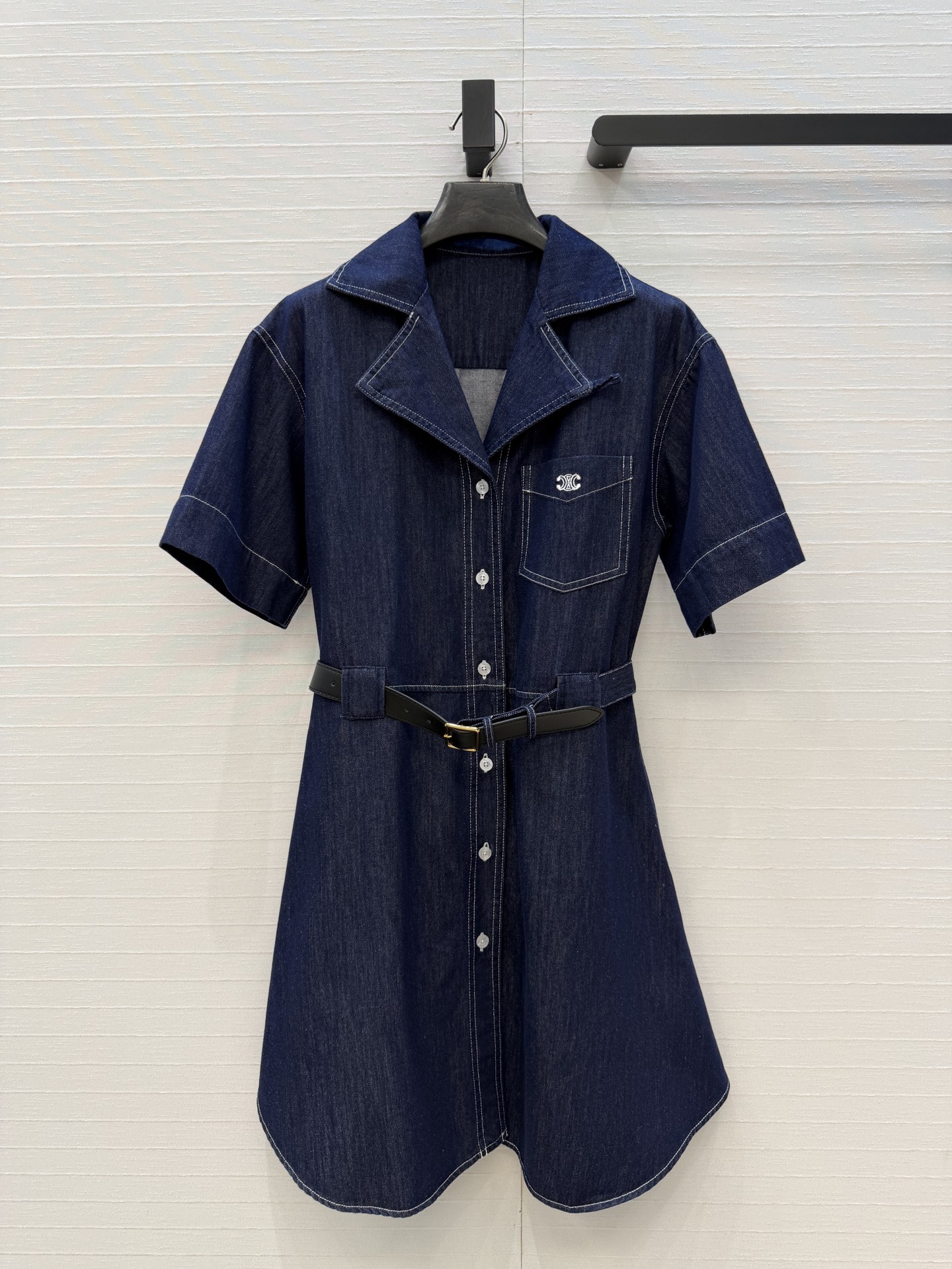 NO:873073,Highly recommend Ce's new product, the topstitch embroidered denim dress, the shirt collar + short sleeve design is refreshing and neat, the Arc de Triomphe logo on the chest is low-key and recognizable, and it comes with a belt to tighten the waist. The small A version perfectly modifies the body proportions. The texture of Tencel denim and cotton is comfortable, and the quality of workmanship depends on the details!  Three sizes in one color, S size, dropped shoulders, bust 94, waist 84, skirt length 89..., Celine-clothing, celine, skirts, shirts, T-shirt,19860909强烈推荐Ce新品 明线刺绣牛仔连衣裙,衬衫领+短袖设计清爽利落,胸前凯旋门Logo低调有辨识度自带腰带收腰小A版型完美修饰身材比例,天丝牛仔棉质感舒适,做工品质看细节！一色三码,S码,落肩,胸围94,腰围84、裙长89..,赛琳-服装,celine,skirts,shirts,T-shirt,,Women's clothing