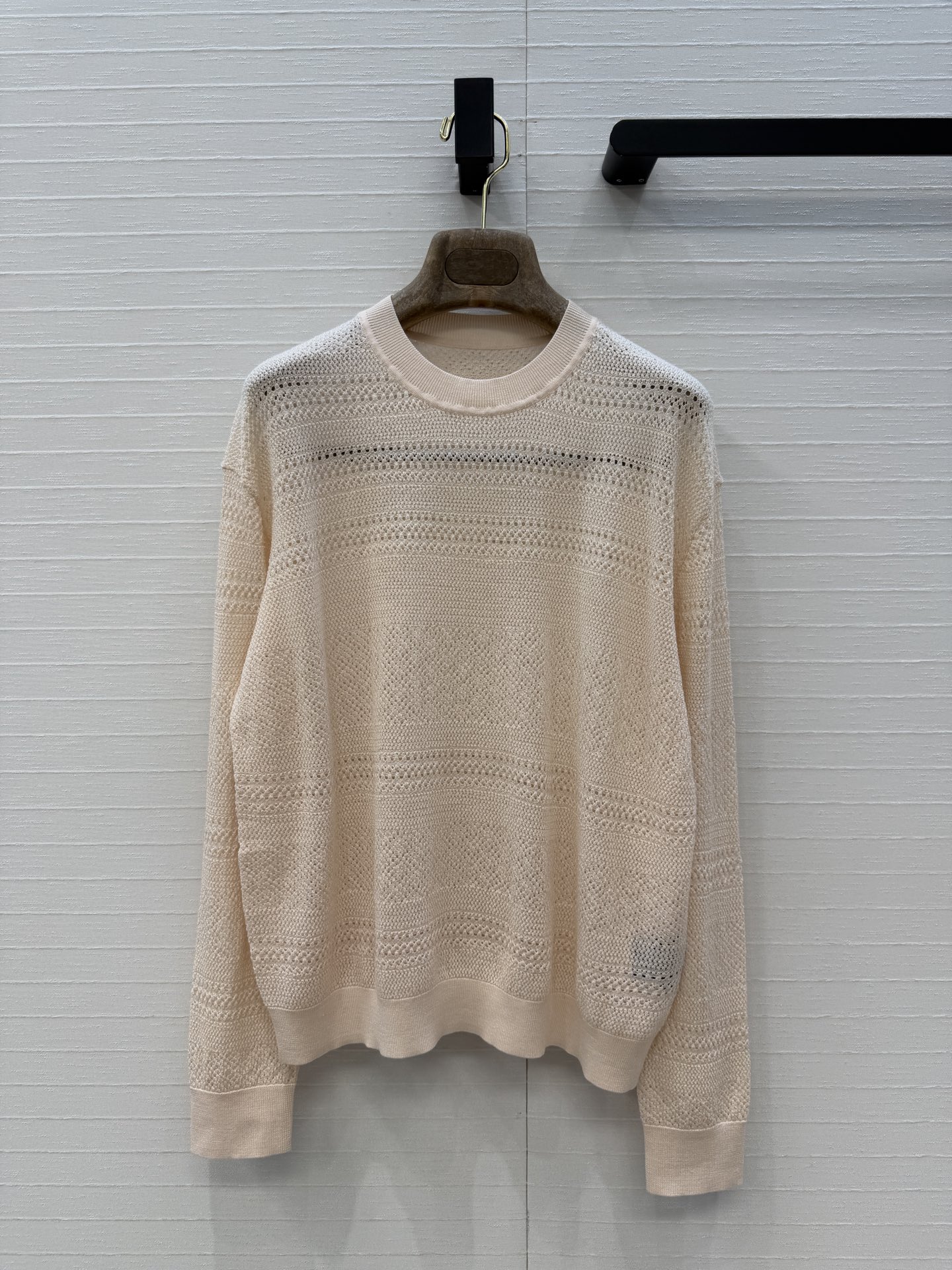 NO:873020,Highly recommend Lp’s high-intelligence, old-money style outfits!  Hollow knitted crew neck top!  The layered hollow craftsmanship is gentle and elegant, and the simple style is charming. The texture of imported wool Tencel yarn is super delicate and soft!  The temperament goddess must receive payment!  Both sweet and salty, casual and versatile items are available in two colors, sizes S-L. Here’s a big order!  Size S. Shoulder width 44, bust 98, length 63..., women's clothing, loro piana,19860909强烈推荐Lp高智感老钱风穿搭！镂空针织圆领上衣！层次感缕空工艺温柔极致优雅的调调,简约风气质迷人.进口羊毛天丝纱线质感超级细腻柔软！气质女神必收款！可甜可盐休闲百搭单品两色S-L码.大单子甩过来！S码.肩宽44,胸围98,衣长63..,女装,loro piana,,Women's clothing