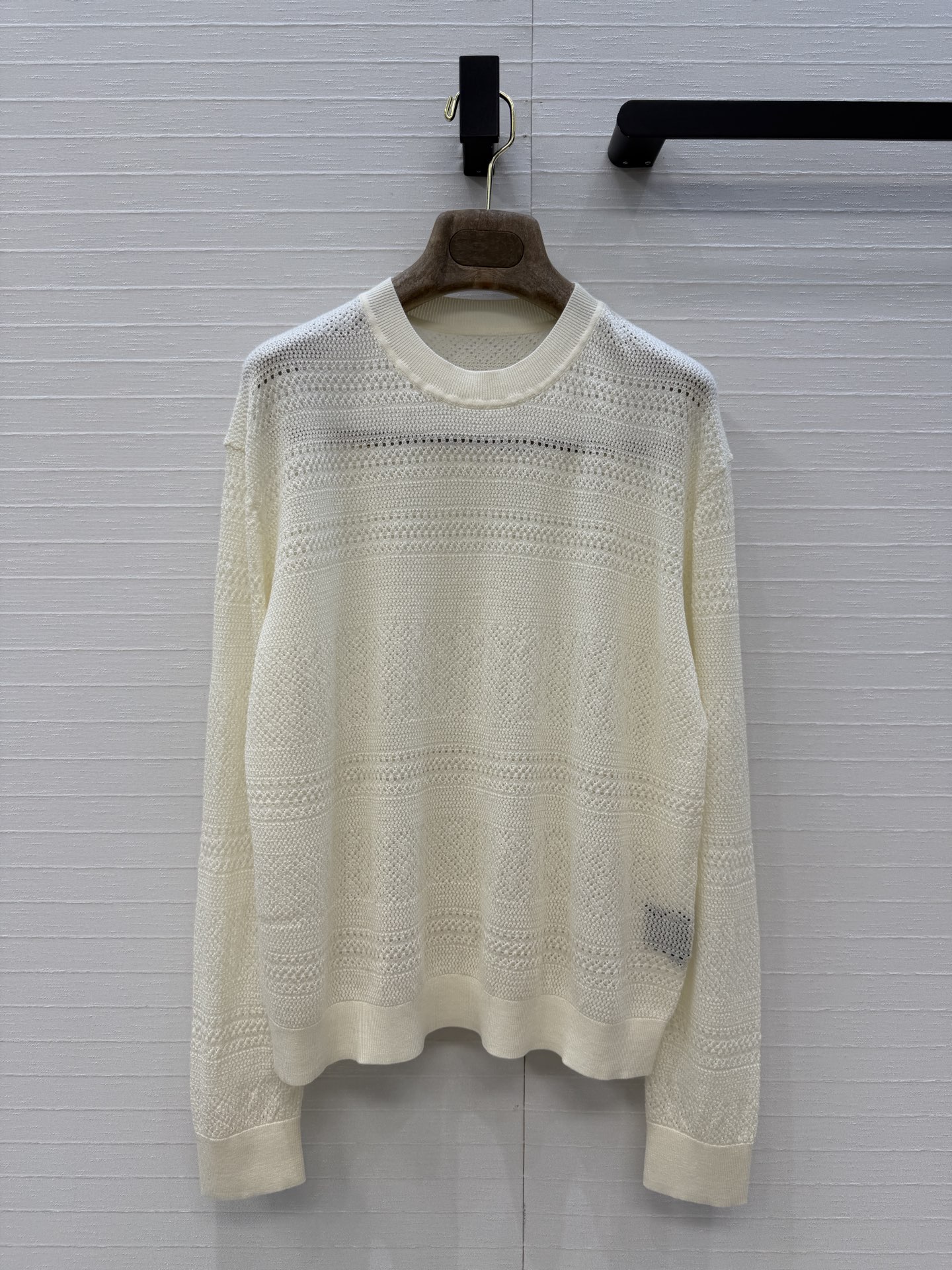 NO:873028,Highly recommend Lp’s high-intelligence, old-money style outfits!  Hollow knitted crew neck top!  The layered hollow craftsmanship is gentle and elegant, and the simple style is charming. The texture of imported wool Tencel yarn is super delicate and soft!  The temperament goddess must receive payment!  Both sweet and salty, casual and versatile items are available in two colors, sizes S-L. Here’s a big order!  Size S. Shoulder width 44, bust 98, length 63., women's clothing, loro piana,19860909强烈推荐Lp高智感老钱风穿搭！镂空针织圆领上衣！层次感缕空工艺温柔极致优雅的调调,简约风气质迷人.进口羊毛天丝纱线质感超级细腻柔软！气质女神必收款！可甜可盐休闲百搭单品两色S-L码.大单子甩过来！S码.肩宽44,胸围98,衣长63.,女装,loro piana,,Women's clothing