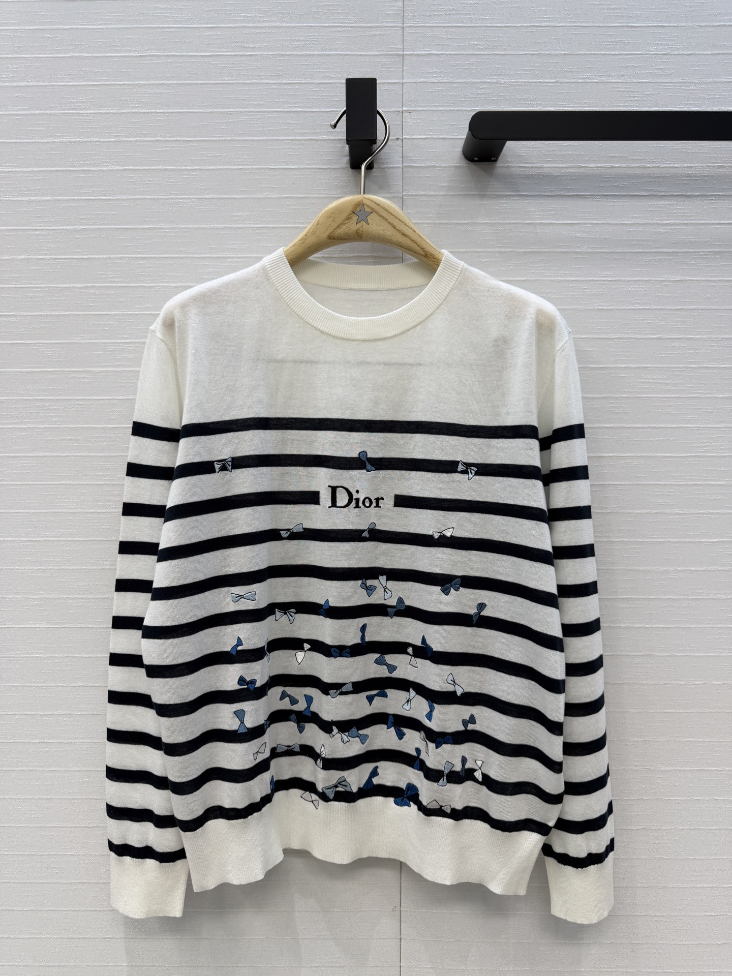 NO:873040,Highly recommend Miss D26s new early spring product, blue bow embroidered striped sweater. The cashmere blended linen wool yarn has a delicate texture. The classic stripes are gentle and elegant and girly. The style is easy to control for commuting and leisure. It is a must-have high-end item for white, rich and beautiful women. One color and three sizes!  Size 38, shoulder width 41, bust 106, length 57..., Dior-clothing, dior,19860909强烈推荐Miss D26s早春新品,蓝色蝴蝶结刺绣条纹针织衫.羊绒混纺亚麻天毛纱线质感细腻.经典条纹温柔优雅的少女感爆棚,版型不挑人通勤休闲都能轻松驾驭,白富美必入高级单品.一色三码！38码,肩宽41,胸围106,衣长57..,迪奥-服装,dior,,Women's clothing