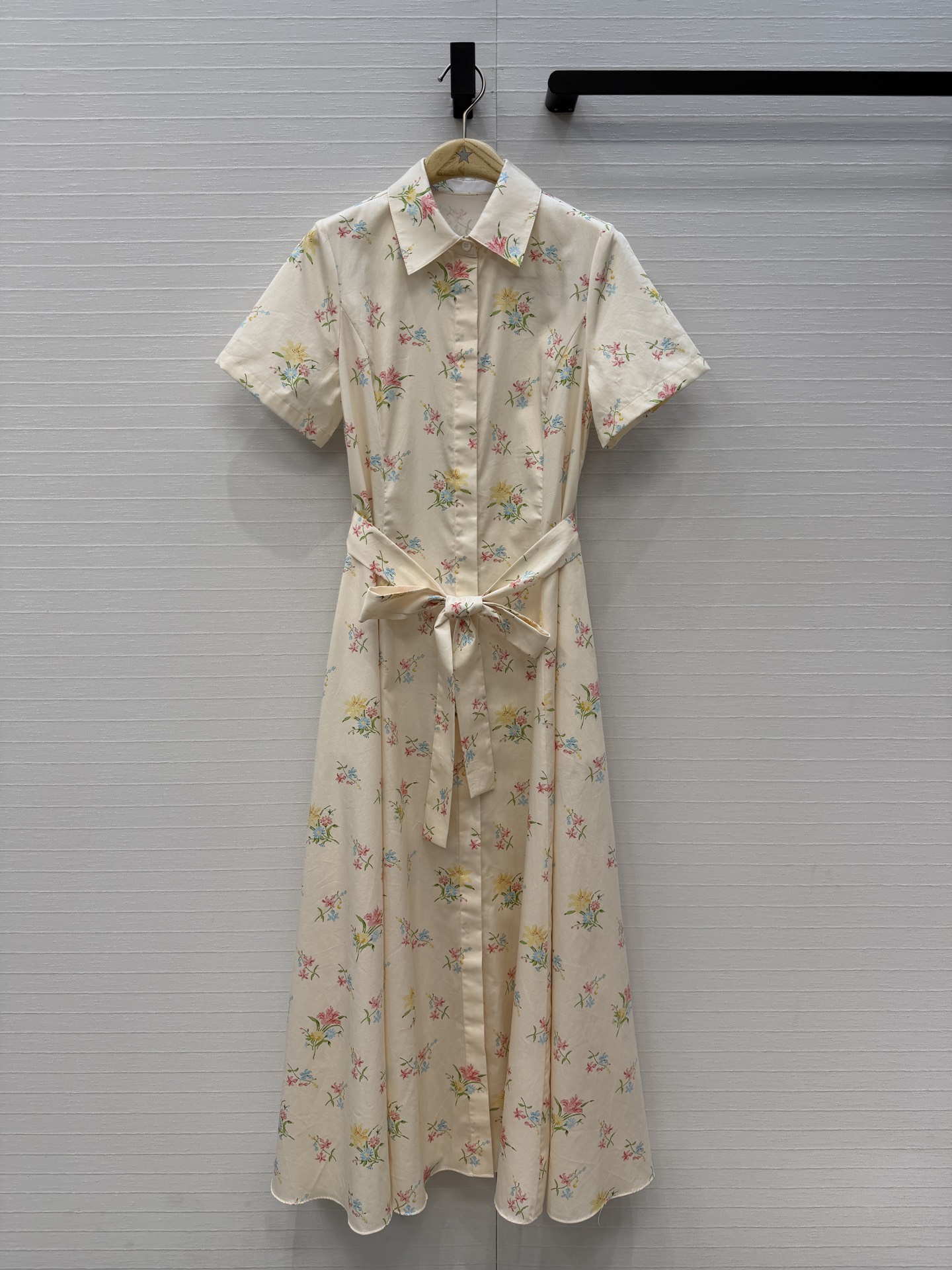 NO:873050,Highly recommend D*'s new iviera series floral shirt dress, with milky white bottom and fresh flowers, full of French romantic atmosphere!  Shirt collar + short sleeve design, the same belt at the waist can be adjusted to easily tighten the waist to show the figure. The large drape skirt brings elegance when walking. It is very suitable for spring and summer. It can be easily controlled whether commuting or vacationing. It is gentle and high-end, with perfect temperament. Four sizes in one color, size 36, shoulder width 36, bust 90, waist 86, skirt length 130..., Dior-clothing, dior, skirts, shirts, T-shirt,19860909强烈推荐D* 新品iviera 系列碎花衬衫连衣裙,奶白底配清新花卉,法式浪漫氛围感拉满！衬衫领+短袖设计,腰间同款腰带可调节轻松收腰显身材.垂坠大裙摆,走路自带优雅气质,春夏穿超适合,无论通勤还是度假都能轻松驾驭,温柔又高级,气质满分.一色四码,36码,肩宽36,胸围90,腰围86,裙长130..,迪奥-服装,dior,skirts,shirts,T-shirt,,Women's clothing