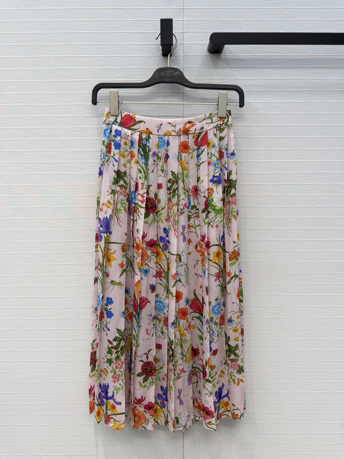 NO:873061,Highly recommend the GG 26 new Flora floral silk pleated long skirt!  The romantic retro atmosphere is full. The smart pleated + side slit design is absolutely stunning!  It is a high-end item that can be walked elegantly and easily to interpret the casualness of vacation and commuting. It is versatile and not picky. The quality of workmanship depends on the details. Two colors 36.38.40.42. Four sizes. 36 yards, waist 64, skirt length 79..., Gucci-clothing, gucci, skirts, real silk,19860909强烈推荐GG 26新品Flora花真丝压褶长半裙！浪漫复古氛围感拉满.灵动百褶+侧开衩设计绝绝子！走路飘逸轻松演绎度假通勤随性的高级单品.百搭不挑人.做工品质看细节.两色36.38.40.42.四码.36码,腰围64,裙长79..,古驰-服装,gucci,skirts,real silk,,Women's clothing