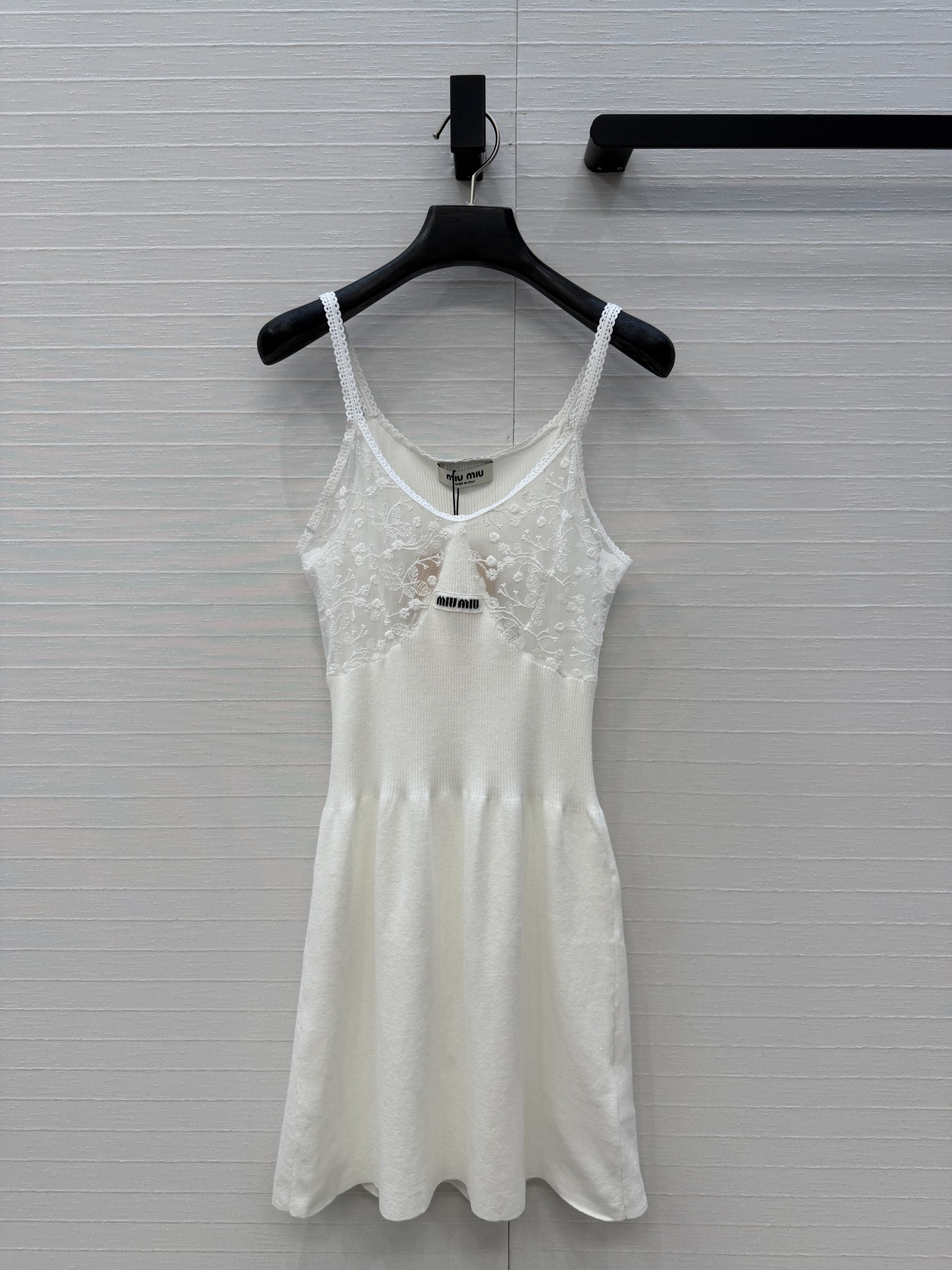 NO:872992,Exclusive first release of original quality miu girl outfits, lace splicing lace suspender knitted skirt!  Super stacking artifact!  The feeling of pure desire directly fills you up!  The lace design on the chest not only hides the playfulness of a girl, but also reveals a mature femininity. It is exquisite but not tacky. The sense of detail really impressed me~Imported yarn!  The waist-cinching version makes your upper body look slimmer without being picky!  You don’t need a beautiful upper body!  One color size 3.36, bust 66, waist 50, skirt length 80., Miu Miu-clothing, miumiu, skirts,19860909独家首发原单品质miu系少女穿搭,蕾丝拼接花边吊带针织裙！超级叠搭神器！纯欲感直接拉满！胸前的蕾丝设计,既藏着少女的俏皮,又透着轻熟女人味,精致又不俗气,细节感狠狠戳中我～进口纱线！不挑人收腰版型上身巨显瘦！上身美的不要不要的！一色3码.36码,胸围66,腰围50,裙长80.,缪缪-服装,miumiu,skirts,,Women's clothing