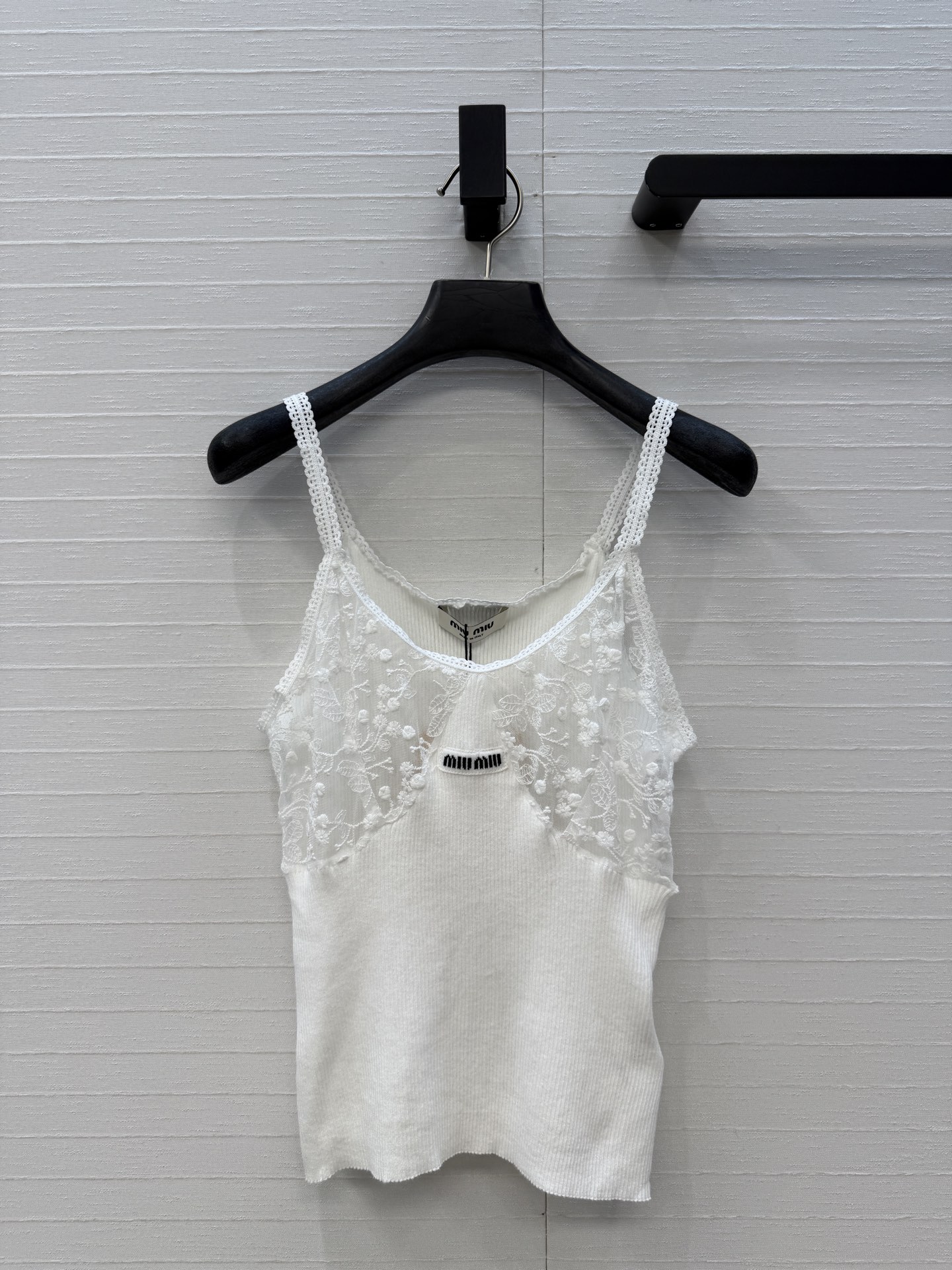 NO:872983,Exclusive first release of original quality miu style girls' outfits, lace splicing lace suspender knitted top!  Super stacking artifact!  The feeling of pure desire directly fills you up!  The lace design on the chest not only hides the playfulness of a girl, but also reveals a mature femininity. It is exquisite but not tacky. The sense of detail really impressed me~Imported yarn!  The flattering shape makes your upper body look slimmer!  You don’t need a beautiful upper body!  One color size 3.38, bust 70, length 51..., Miumiu-clothing, miumiu,19860909独家首发原单品质miu系少女穿搭,蕾丝拼接花边吊带针织上衣！超级叠搭神器！纯欲感直接拉满！胸前的蕾丝设计,既藏着少女的俏皮,又透着轻熟女人味,精致又不俗气,细节感狠狠戳中我～进口纱线！不挑人版型上身巨显瘦！上身美的不要不要的！一色3码.38码,胸围70,衣长51..,缪缪-服装,miumiu,,Women's clothing