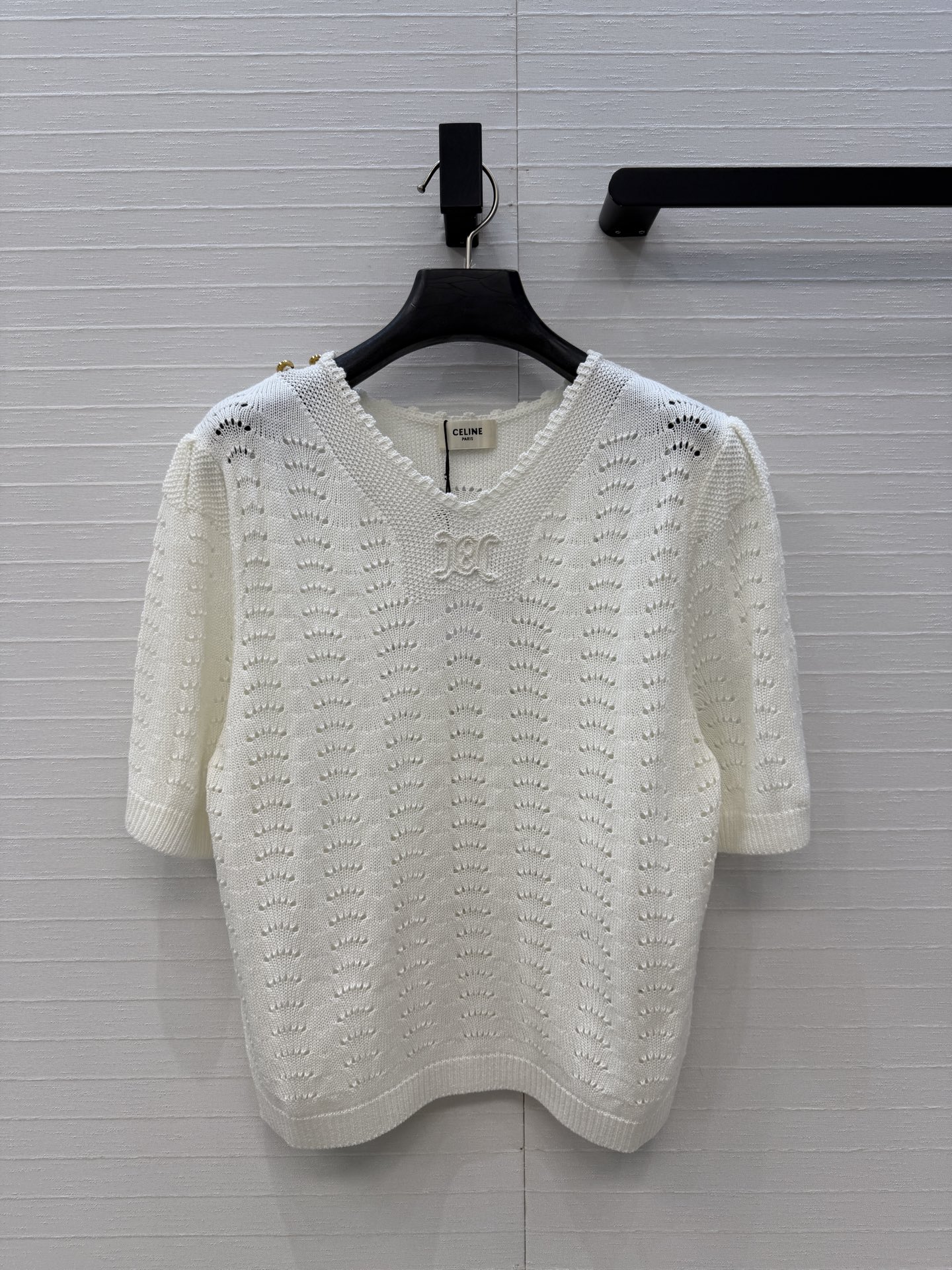 NO:873074,Highly recommend the new CE product, the hollow embroidered short-sleeved sweater, an elegant French-style item for younger girls, with a Arc de Triomphe hook-and-loop V-neck design, metal buckle embellishment, simple yet detailed, and a style that doesn’t make your upper body slimmer!  It is highly recommended to reserve money for casual commuting. One color is available in 3 sizes. M size, shoulder width 38, bust 84, length 51,., Celine-clothing, celine, T-shirt,19860909强烈推荐CE新品 镂空刺绣短袖针织衫,减龄少女风法式优雅单品,定位凯旋门勾花V领设计,金属扣点缀简约有细节,版型不挑人上身巨显瘦！休闲通勤强烈推荐自留款,现货一色3码.M码,肩宽38,胸围84,衣长51,.,赛琳-服装,celine,T-shirt,,Women's clothing