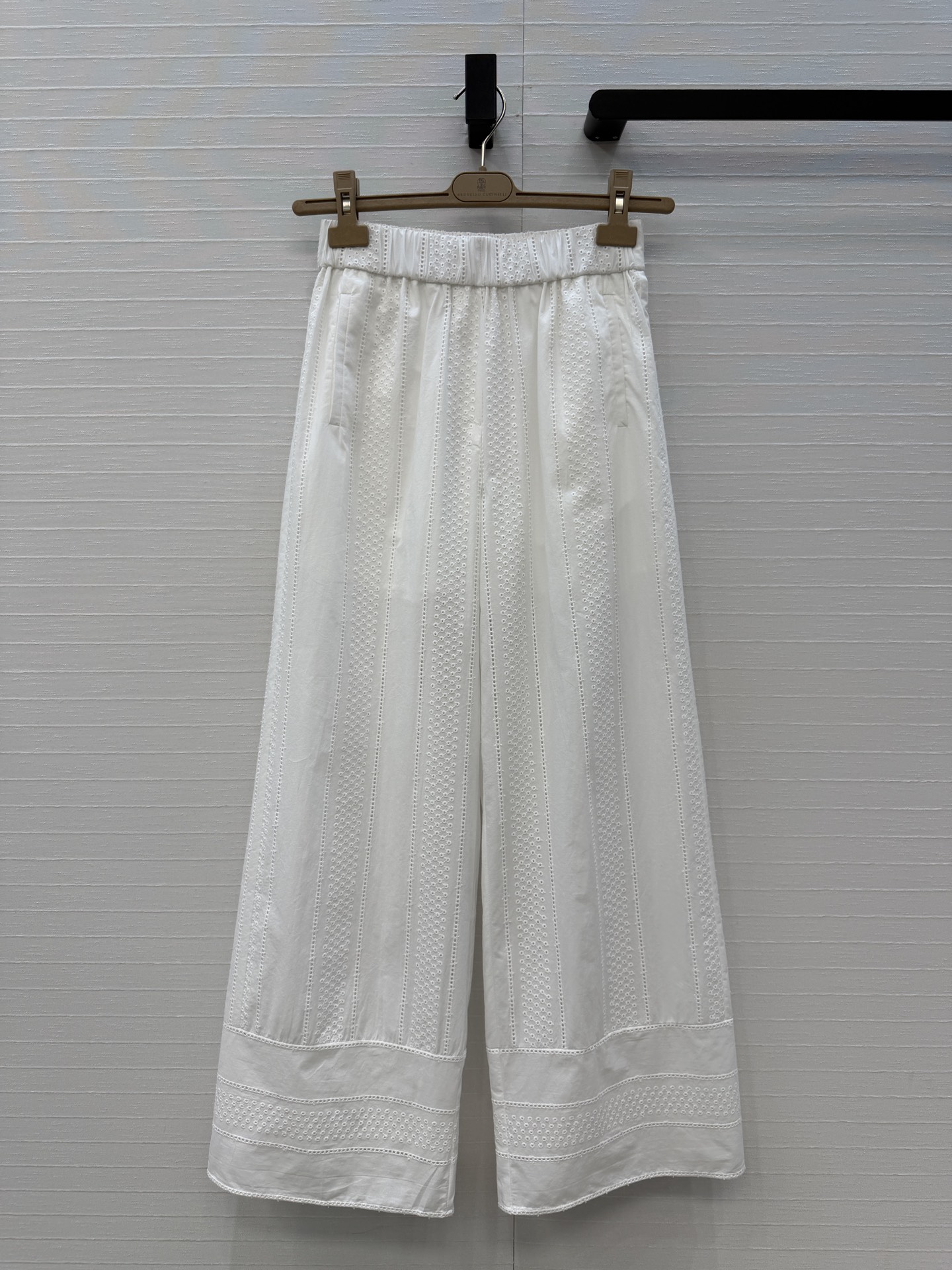 NO:873030,Exclusive debut of Bc's new Mediterranean capsule vacation series, cotton poplin Madeira embroidery suit, vertical pattern hollow textured temperament halter neck A-line sleeveless top paired with elastic waist loose straight pants, refreshing and neat tailoring. The upper body is casual and lazy, a must-have suit for casual commuting, two colors and three sizes, S size. Bust 102, length 60. Waist 64, hip 100, trouser length 99..., women's clothing,19860909独家首发Bc 新品地中海胶囊度假系列 棉府绸马德拉刺绣套装,竖纹镂空织纹气质挂脖A字无袖上衣搭配松紧腰宽松直筒裤,清爽利落的剪裁一套上身随性慵懒,休闲通勤必备套装,两色三码,S码.胸围102,衣长60.腰围64,臀围100,裤长99..,女装,,Women's clothing