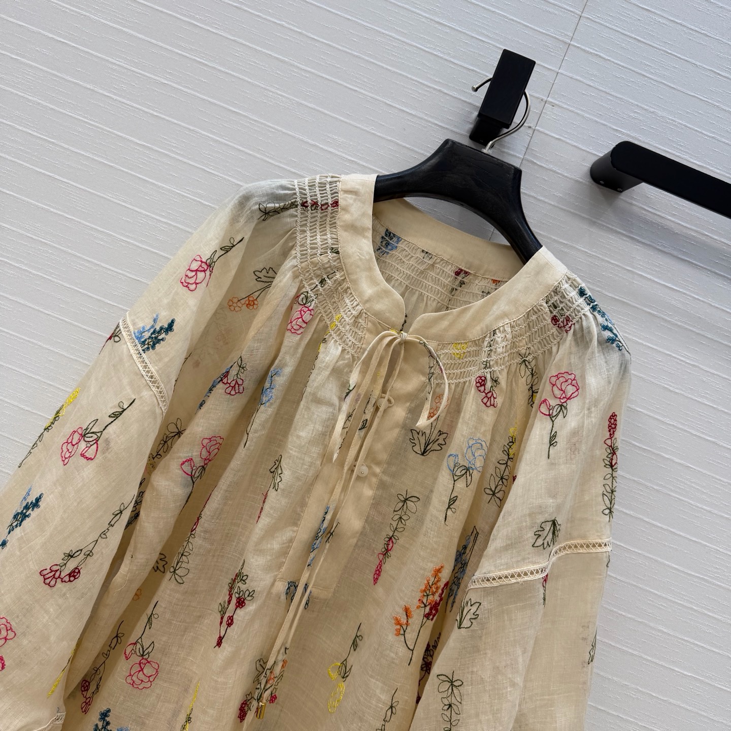 独家首发💋高端品质，Zm新品度假田园风花卉刺绣丝麻衬衫，系带领型缩褶处理，点缀镂空花边细节诠释了温柔的雅