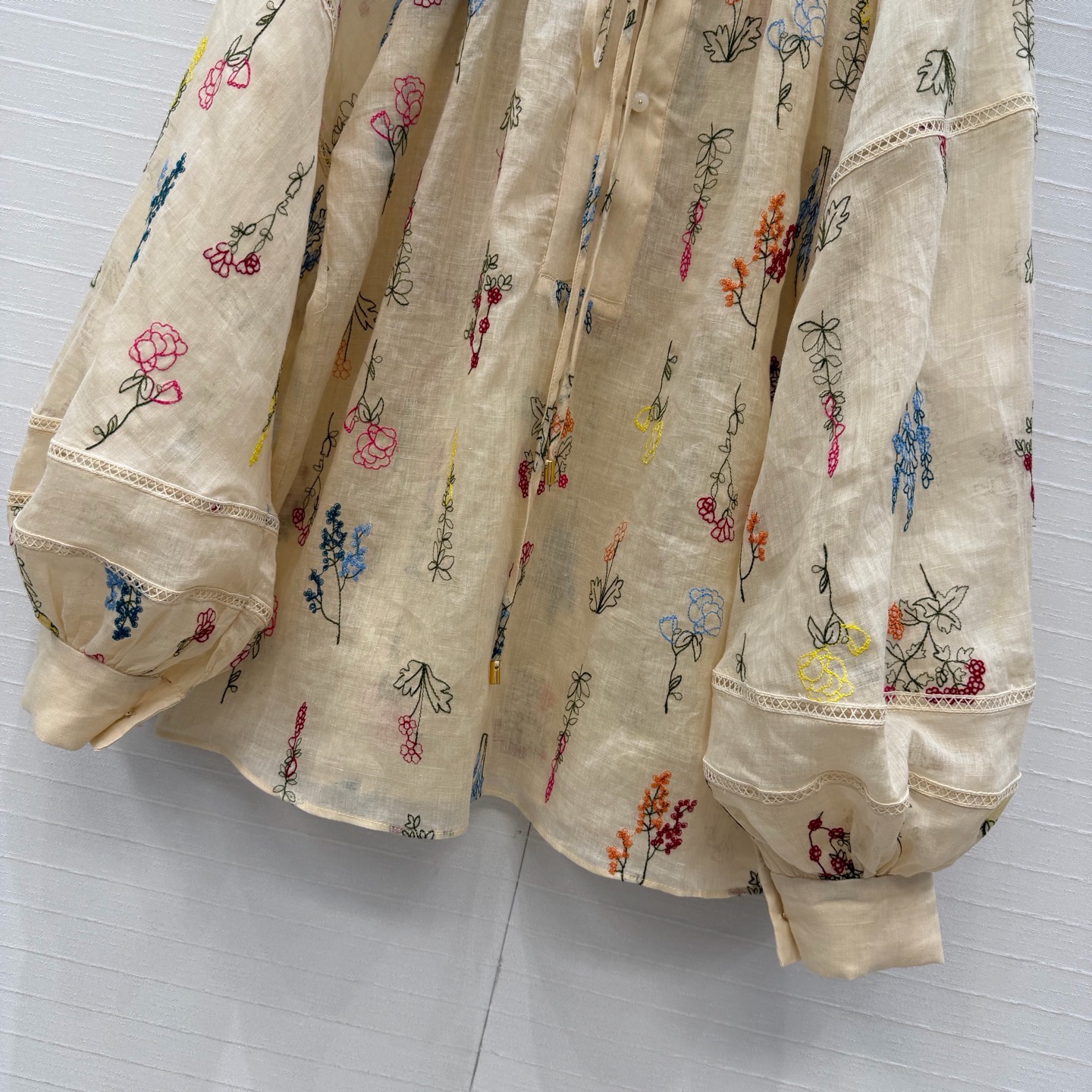 独家首发💋高端品质，Zm新品度假田园风花卉刺绣丝麻衬衫，系带领型缩褶处理，点缀镂空花边细节诠释了温柔的雅