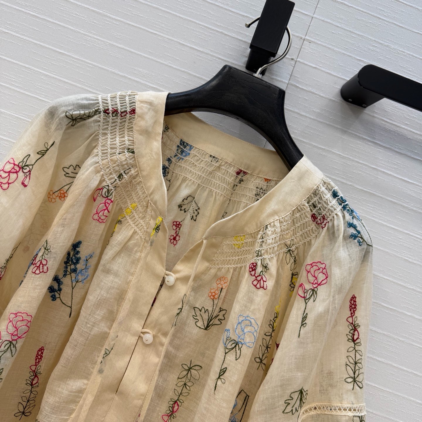 独家首发💋高端品质，Zm新品度假田园风花卉刺绣丝麻衬衫，系带领型缩褶处理，点缀镂空花边细节诠释了温柔的雅
