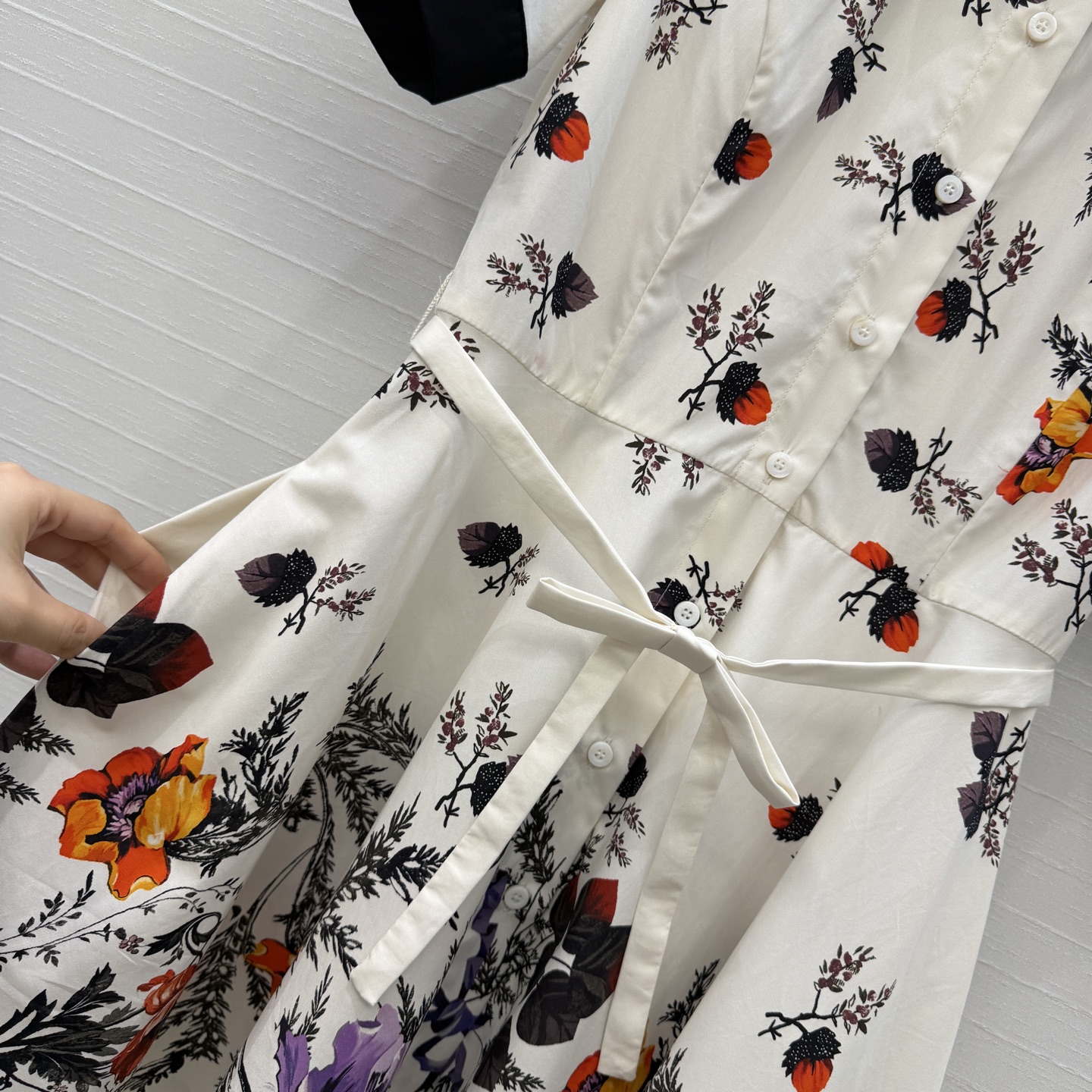 独家首发❤️D*26新品复古花卉衬衫裙。搭配同色系蝴蝶结腰带勾勒腰线，收腰A字裙摆版型设计显瘦又轻松ge