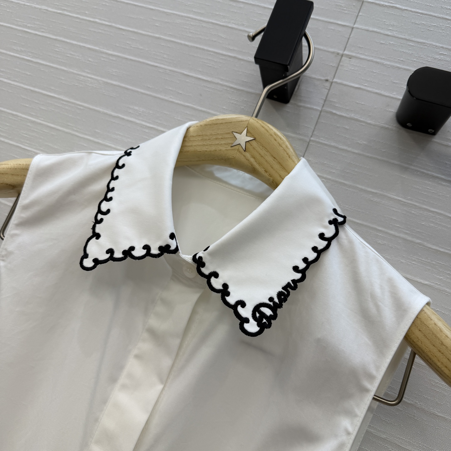 独家首发❤️D*26新品 撞色刺绣logo边衬衫领无袖裙。搭配腰带勾勒腰线，收腰A字裙摆版型设计显瘦又轻