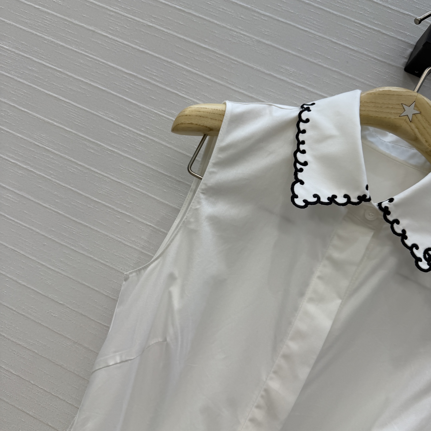 独家首发❤️D*26新品 撞色刺绣logo边衬衫领无袖裙。搭配腰带勾勒腰线，收腰A字裙摆版型设计显瘦又轻