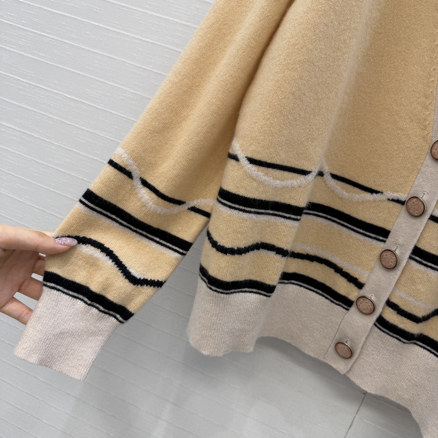 强烈推荐❤️H*高智感穿搭 V领羊绒针织开衫，瑞士机织三色提花细节定位提花工艺图案时髦大方！气质休闲优雅