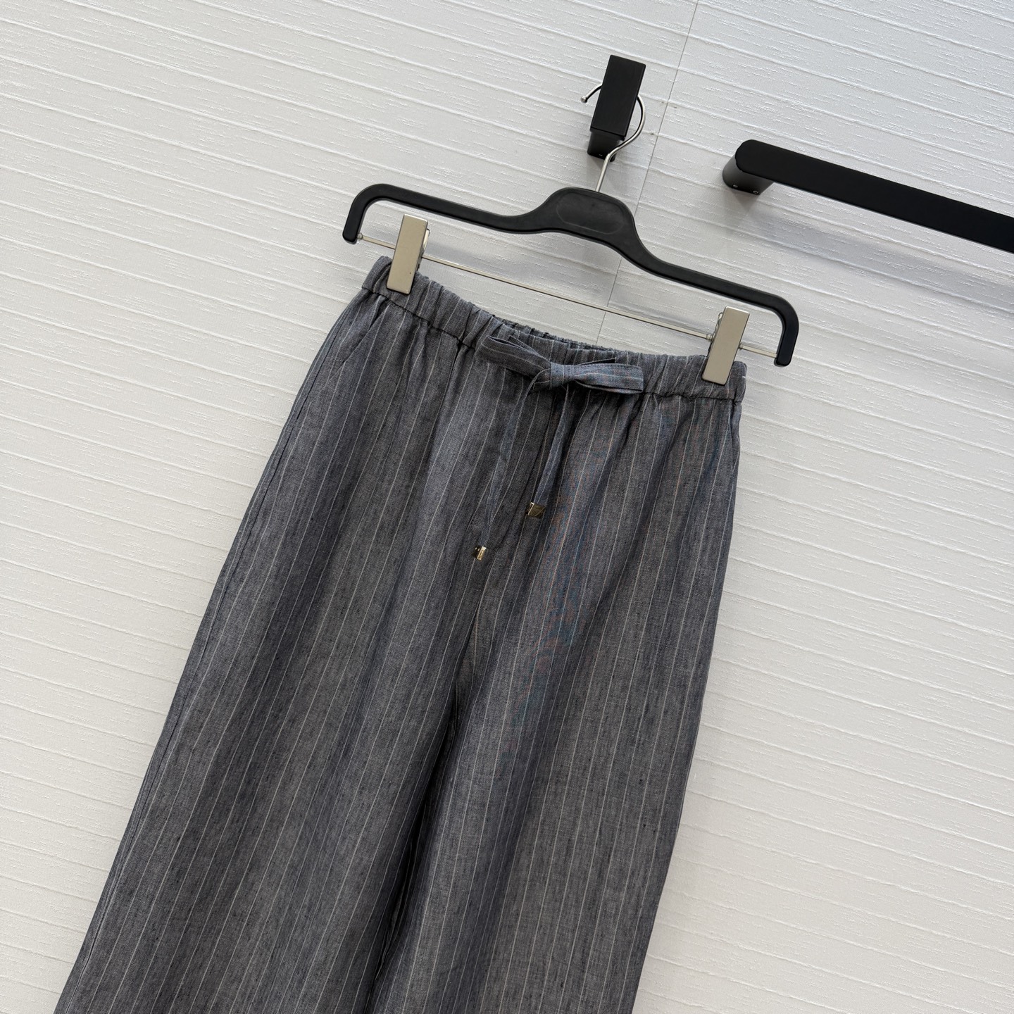 高端品质，Max*26新品，高级感老钱风穿搭，定制亚麻条纹休闲西裤！经典抽绳松紧腰设计宽松直筒裤型！梨形