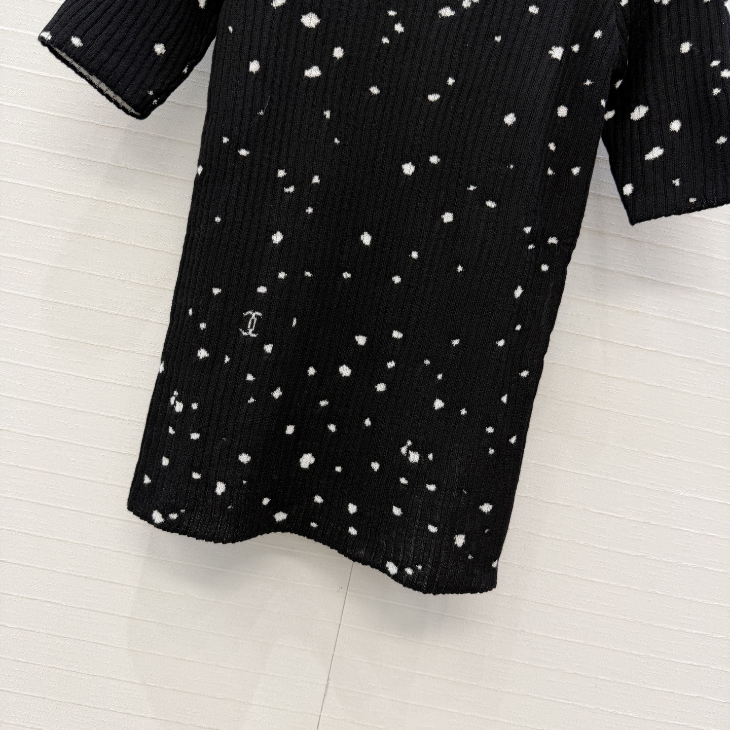 高端品质，Coco*26A手工坊系列新品！进口纱线双色工艺修身针织七分袖上衣！💗 白色小花点缀，俏皮又精