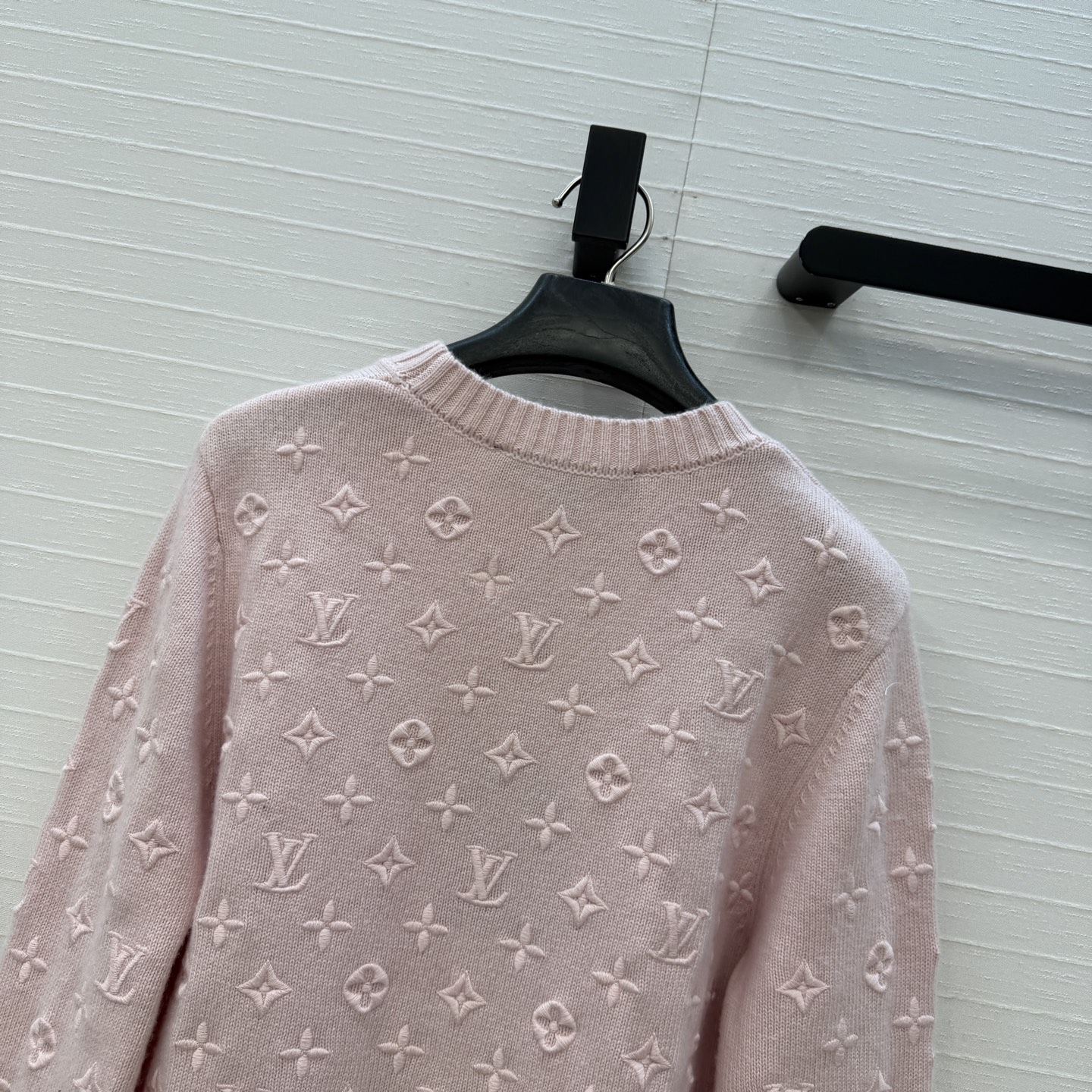 原单品质❤️Loui*26新品立体logo刺绣羊绒粉色针织毛衣！全幅 Monogram 凸纹塑造优雅格调
