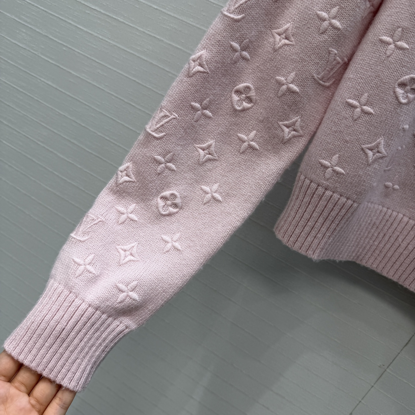 原单品质❤️Loui*26新品立体logo刺绣羊绒粉色针织毛衣！全幅 Monogram 凸纹塑造优雅格调