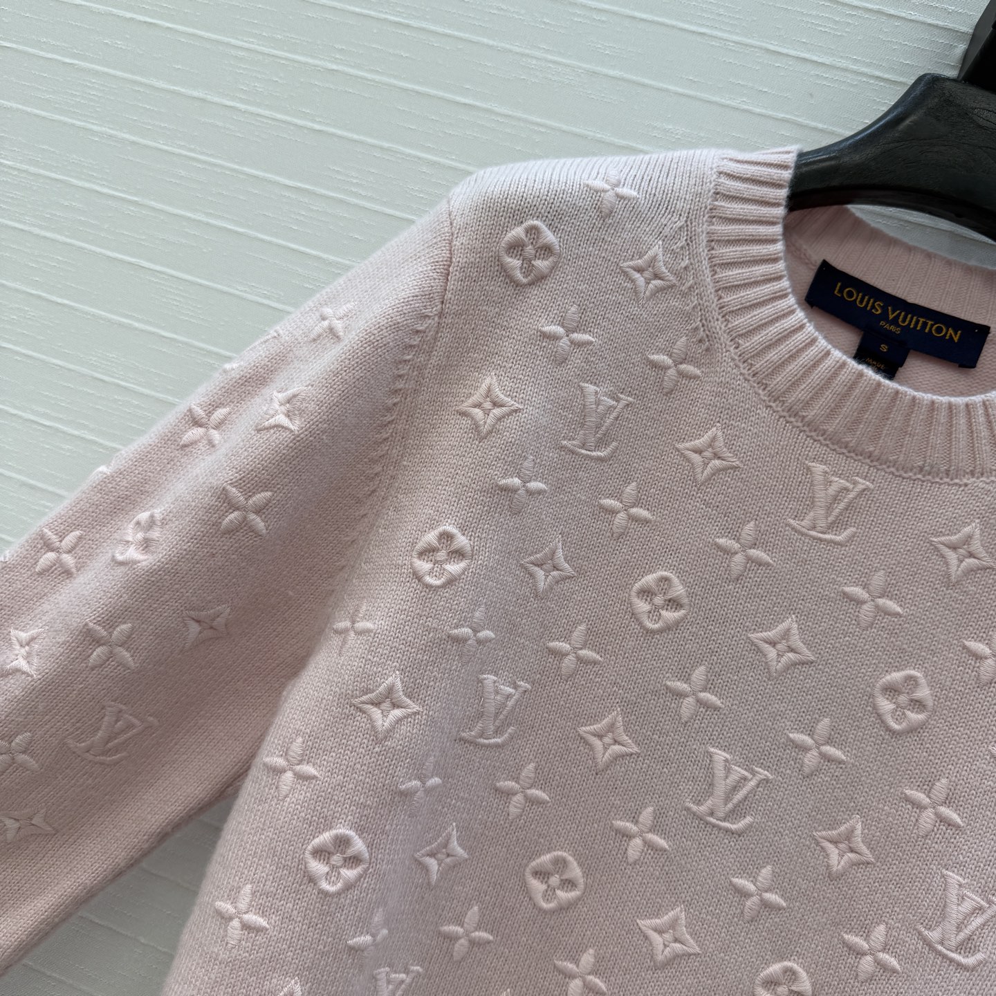 原单品质❤️Loui*26新品立体logo刺绣羊绒粉色针织毛衣！全幅 Monogram 凸纹塑造优雅格调