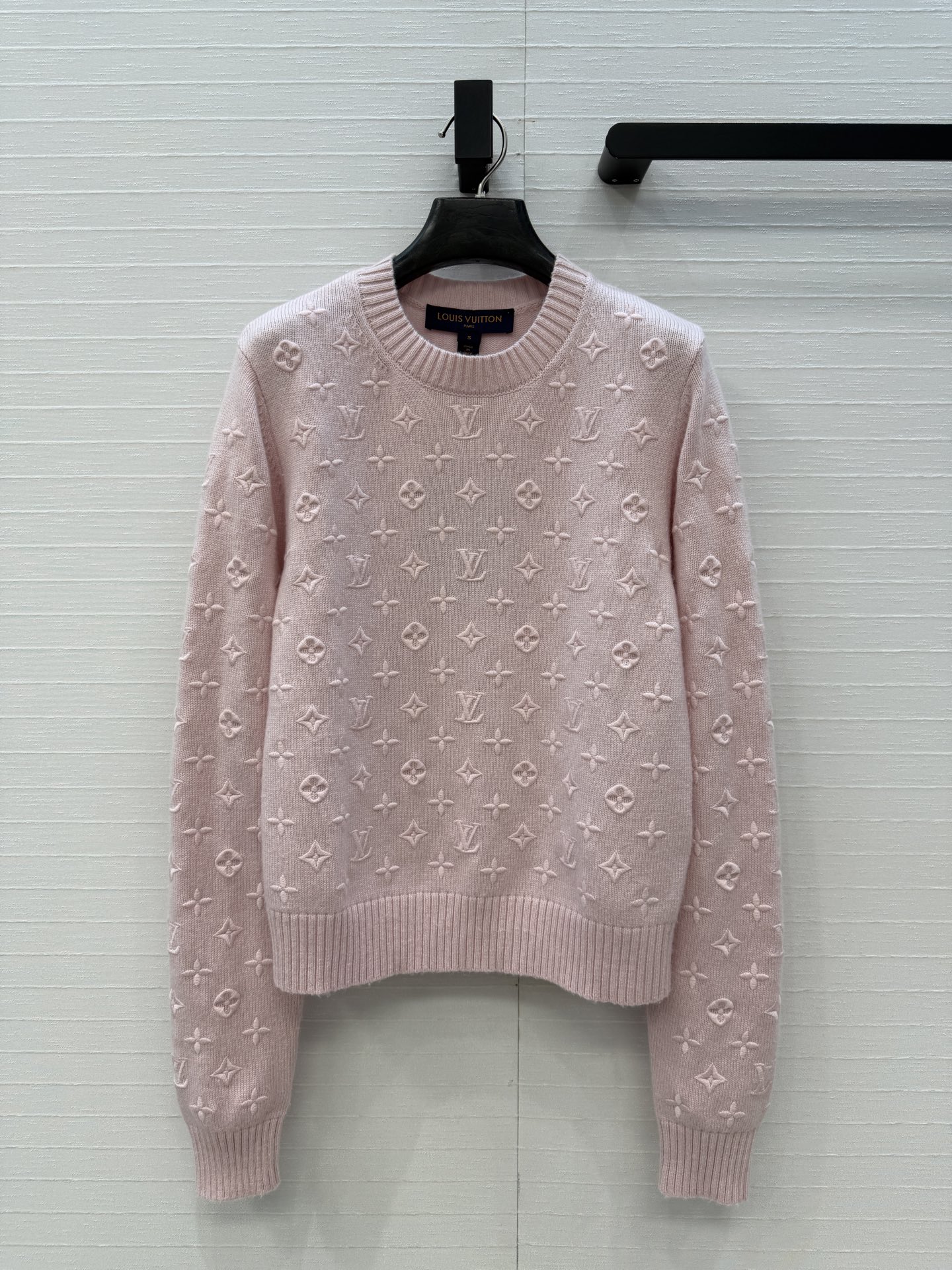 原单品质❤️Loui*26新品立体logo刺绣羊绒粉色针织毛衣！全幅 Monogram 凸纹塑造优雅格调