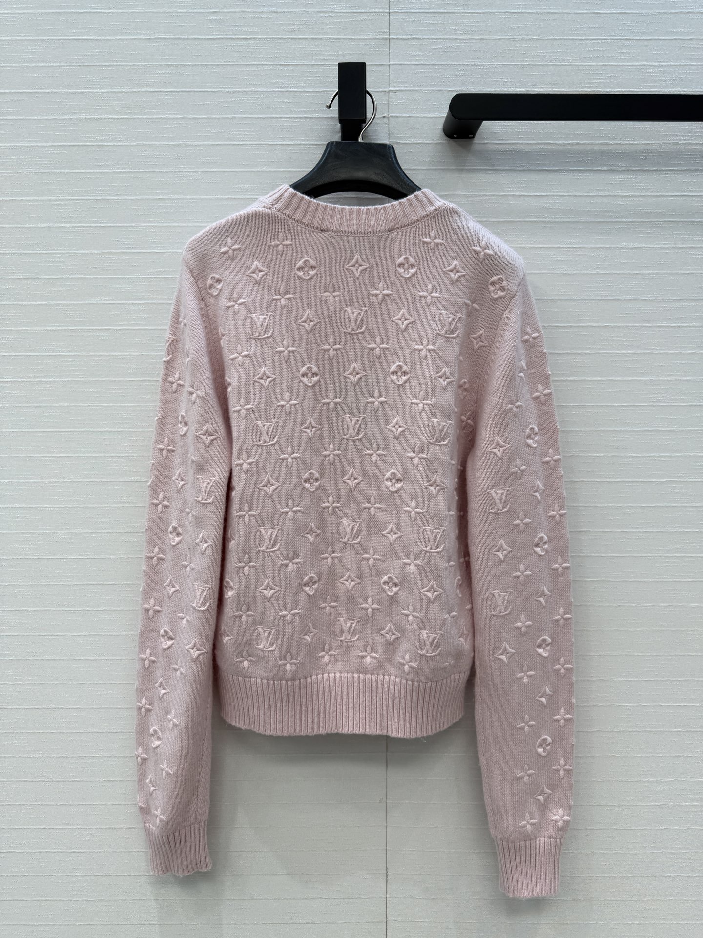 原单品质❤️Loui*26新品立体logo刺绣羊绒粉色针织毛衣！全幅 Monogram 凸纹塑造优雅格调