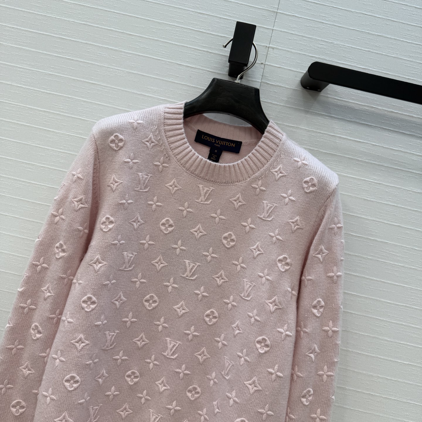 原单品质❤️Loui*26新品立体logo刺绣羊绒粉色针织毛衣！全幅 Monogram 凸纹塑造优雅格调
