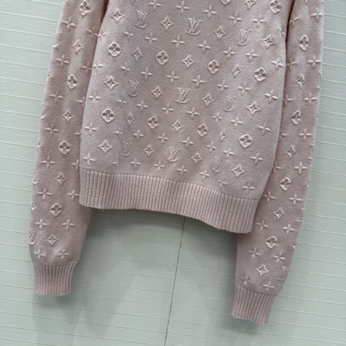 原单品质❤️Loui*26新品立体logo刺绣羊绒粉色针织毛衣！全幅 Monogram 凸纹塑造优雅格调