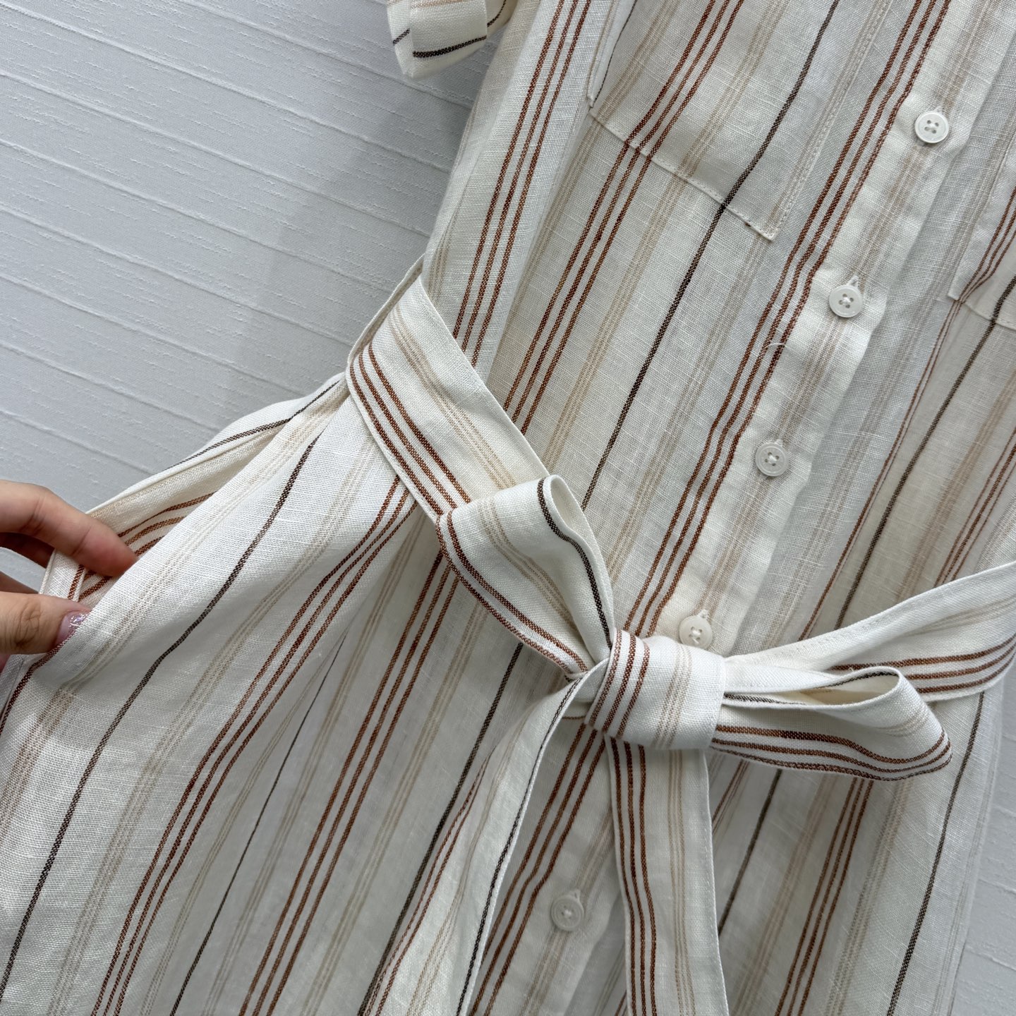 强烈推荐❤️Lp 新品休闲老钱风穿搭，竖条纹亚麻衬衫短袖裙，徽标刺绣点缀，侧面开叉设计经典系带版型演绎慵