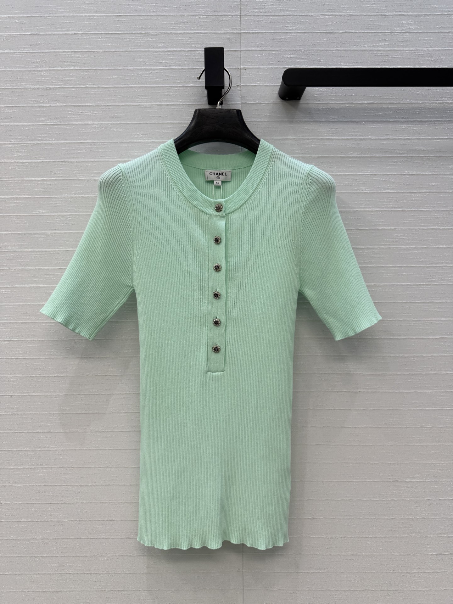 高端品质，Coco*26A手工坊系列新品！水钻花扣针织短袖上衣！💗俏皮又精致，瑞士机工艺进口纱线质感细腻
