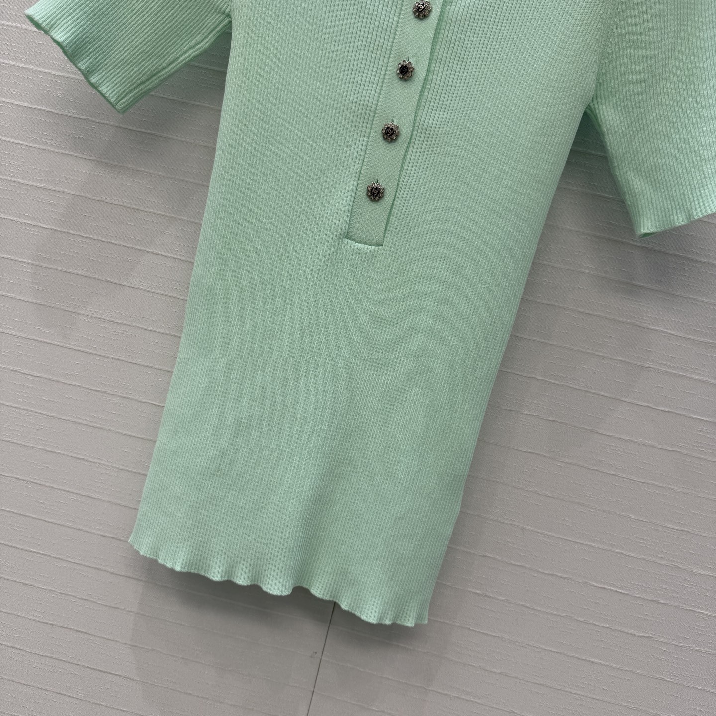 高端品质，Coco*26A手工坊系列新品！水钻花扣针织短袖上衣！💗俏皮又精致，瑞士机工艺进口纱线质感细腻