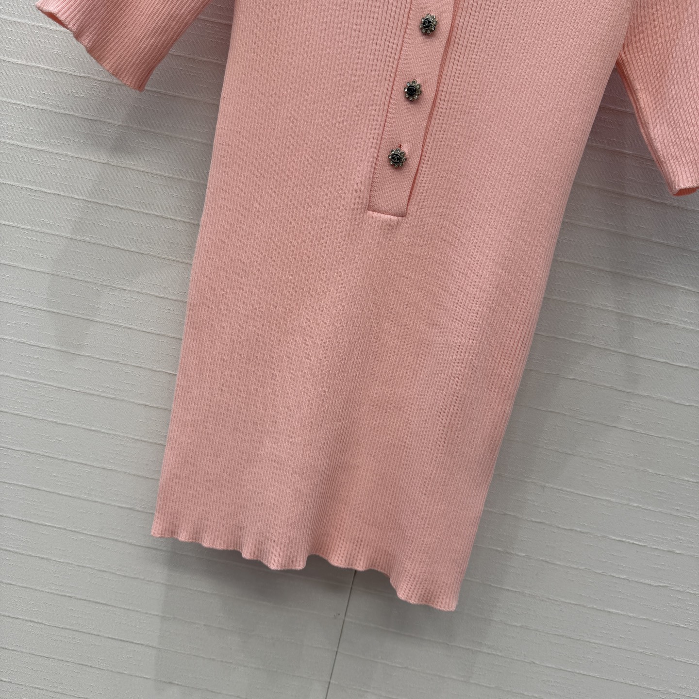 高端品质，Coco*26A手工坊系列新品！水钻花扣针织短袖上衣！💗俏皮又精致，瑞士机工艺进口纱线质感细腻