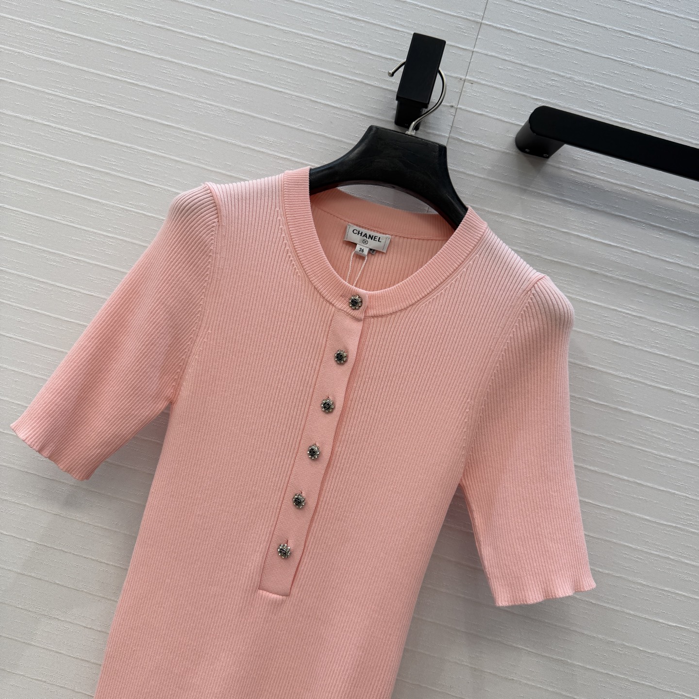 高端品质，Coco*26A手工坊系列新品！水钻花扣针织短袖上衣！💗俏皮又精致，瑞士机工艺进口纱线质感细腻