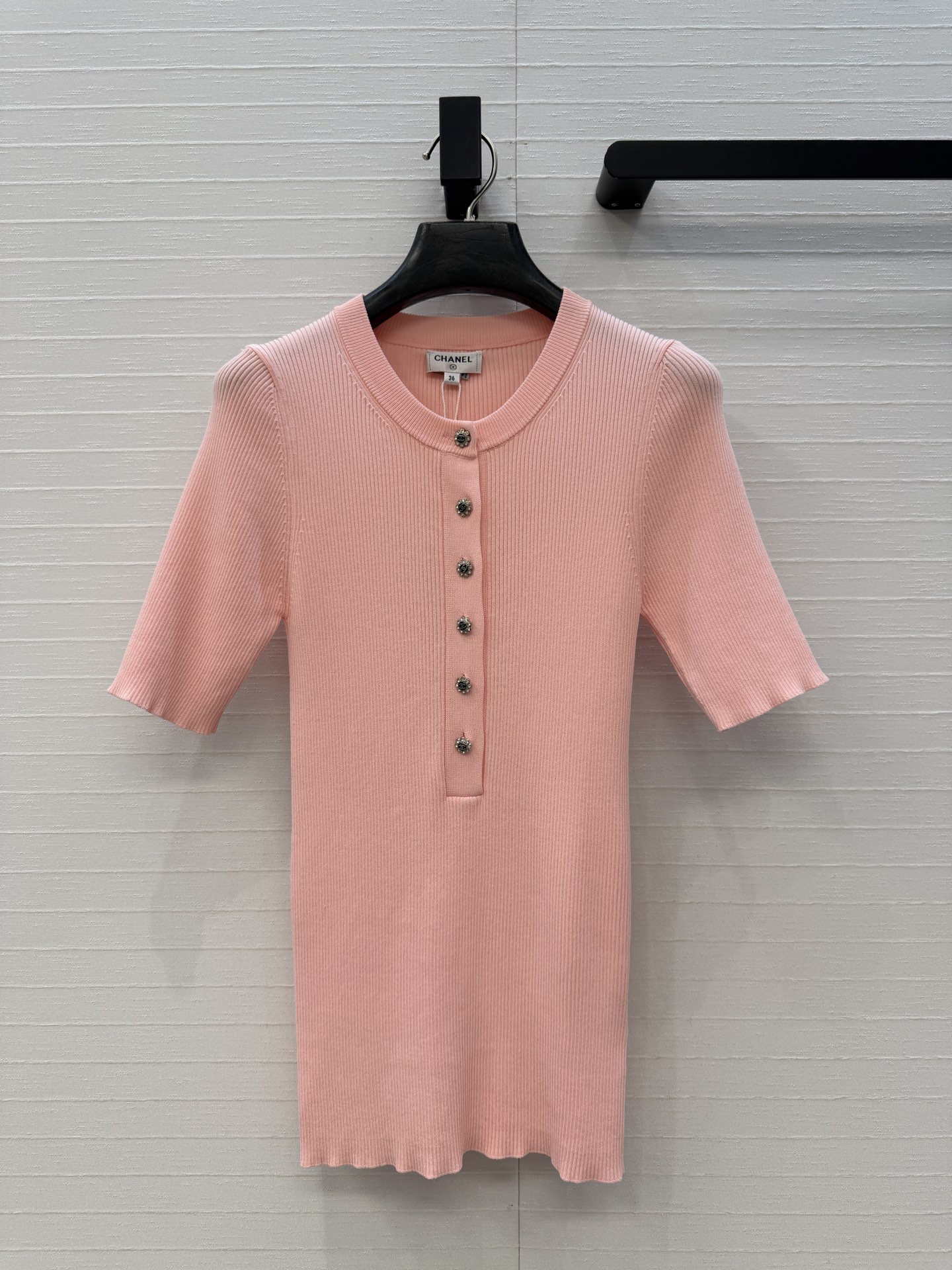 高端品质，Coco*26A手工坊系列新品！水钻花扣针织短袖上衣！💗俏皮又精致，瑞士机工艺进口纱线质感细腻