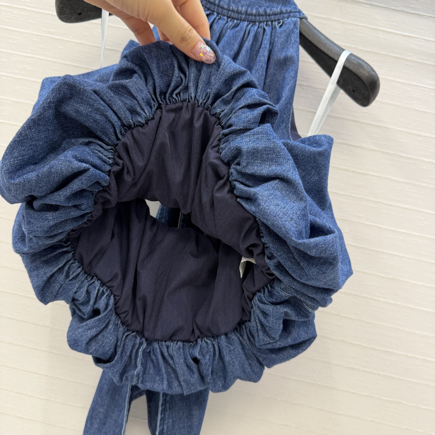 强烈推荐❤️zm新品牛仔挂脖上衣，轻薄牛仔面料，挂脖+露背设计肩颈线条超美，夏天穿清爽又时髦✨。花苞版型