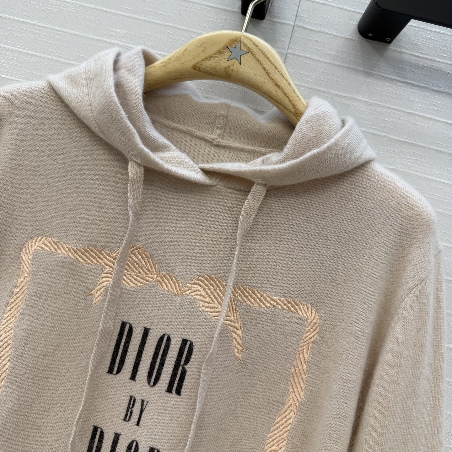 原单品质💋Miss D26s早秋新品，花园世界系列刺绣羊绒针织衫。画框刺绣细节满分✨温柔优雅的气质单品，