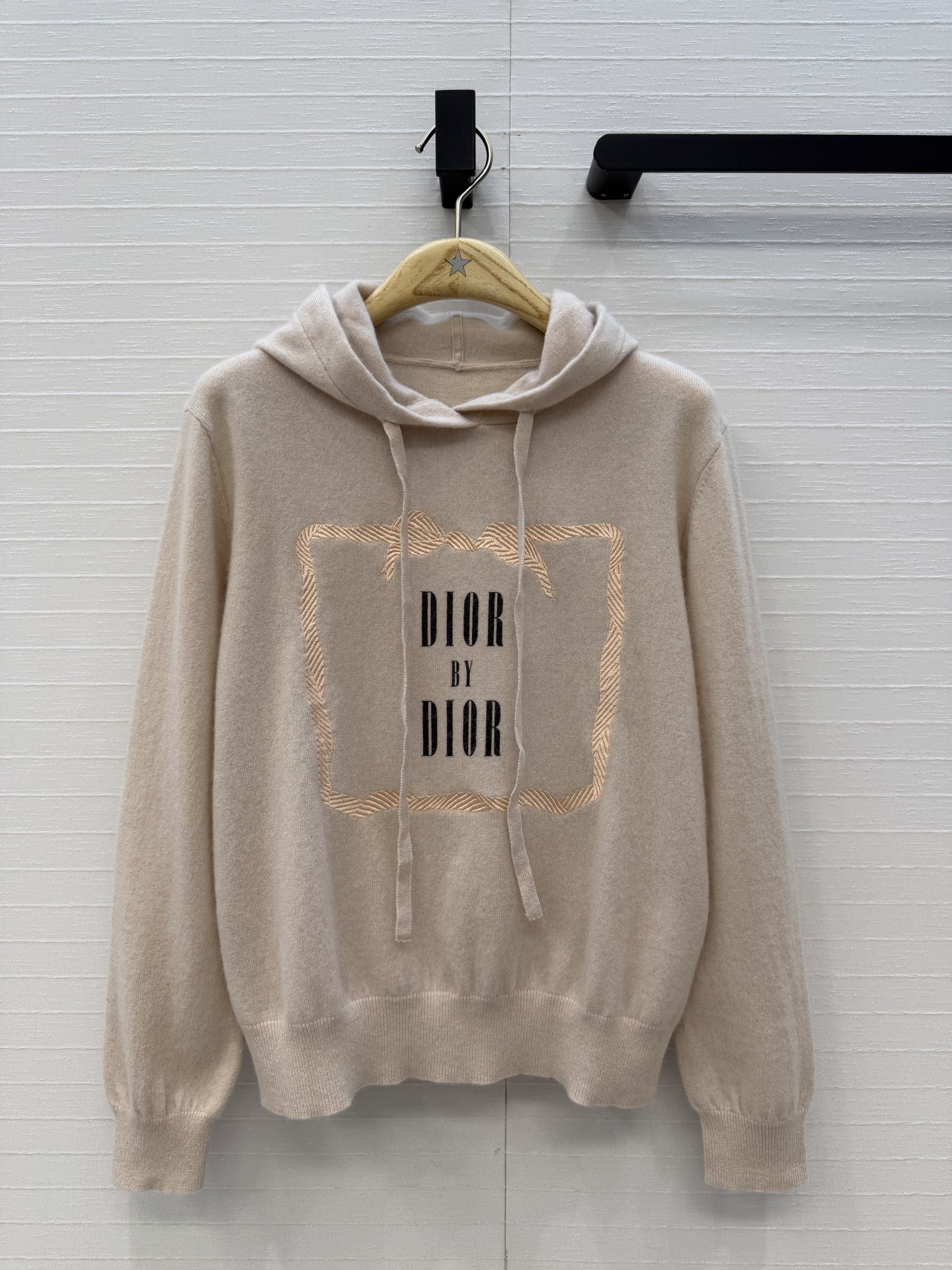 原单品质💋Miss D26s早秋新品，花园世界系列刺绣羊绒针织衫。画框刺绣细节满分✨温柔优雅的气质单品，