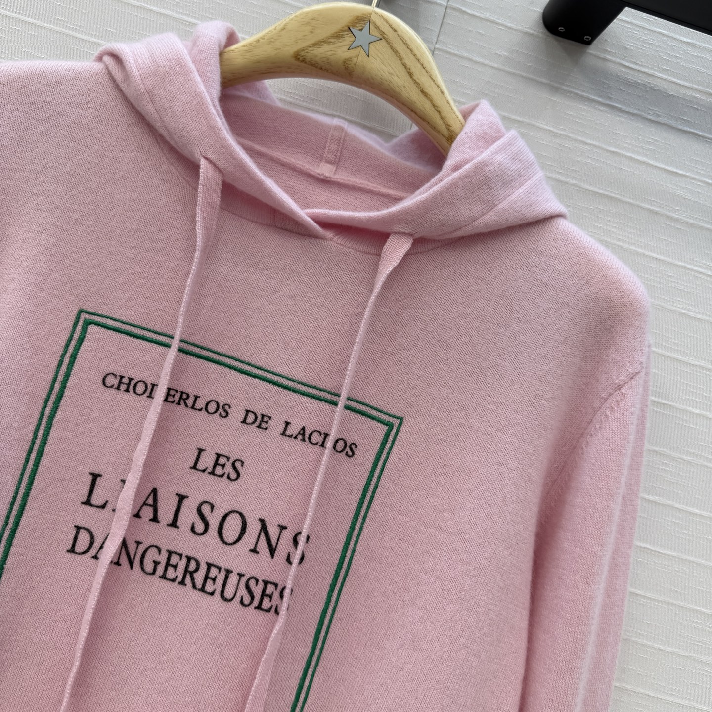原单品质💋Miss D26s早秋新品，花园世界系列刺绣羊绒针织衫。画框刺绣细节满分✨温柔优雅的气质单品，