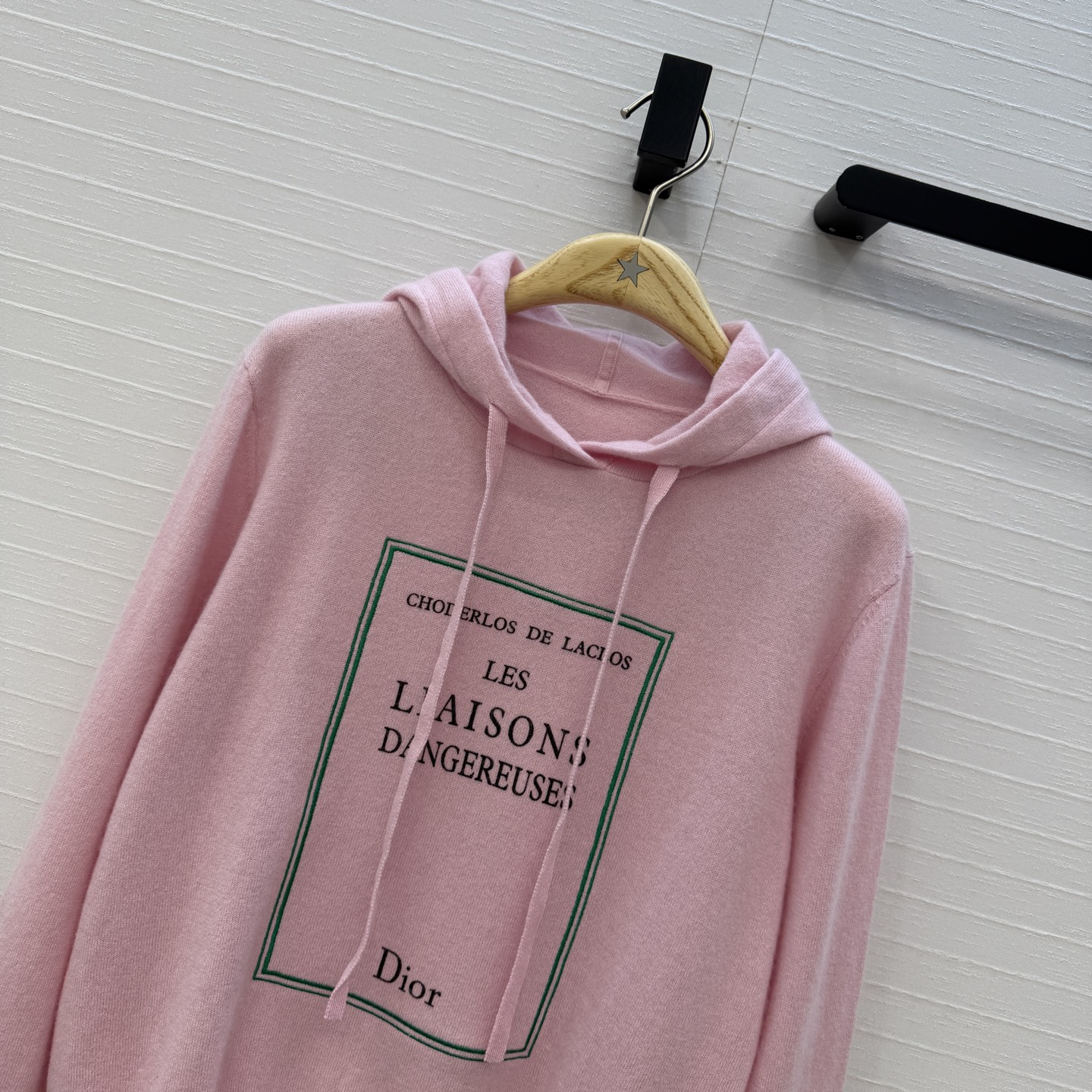 原单品质💋Miss D26s早秋新品，花园世界系列刺绣羊绒针织衫。画框刺绣细节满分✨温柔优雅的气质单品，